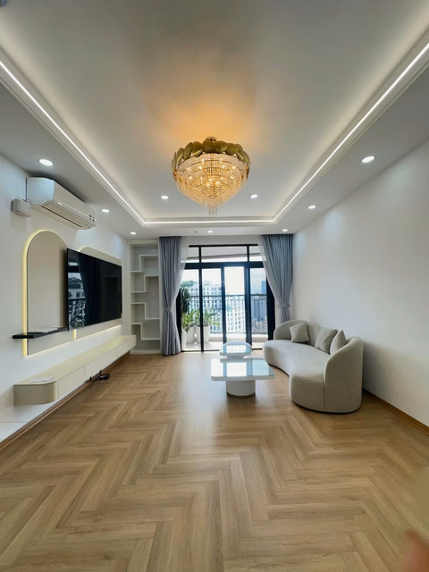The owner needs to rent or sell a 3-bedroom apartment in Royal City apartment building