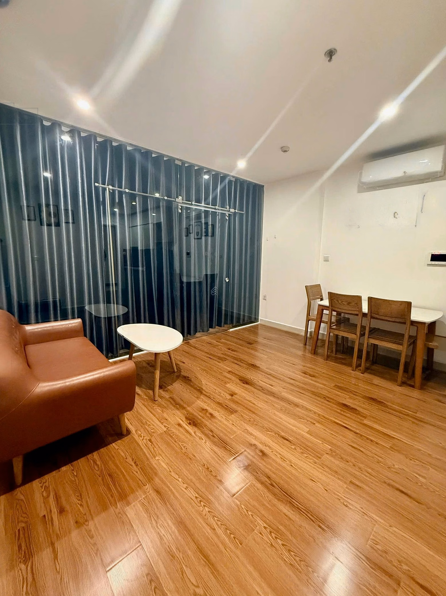 2,280 billion / Studio apartment 34m2 fully furnished / 18th floor. Transaction book ready
