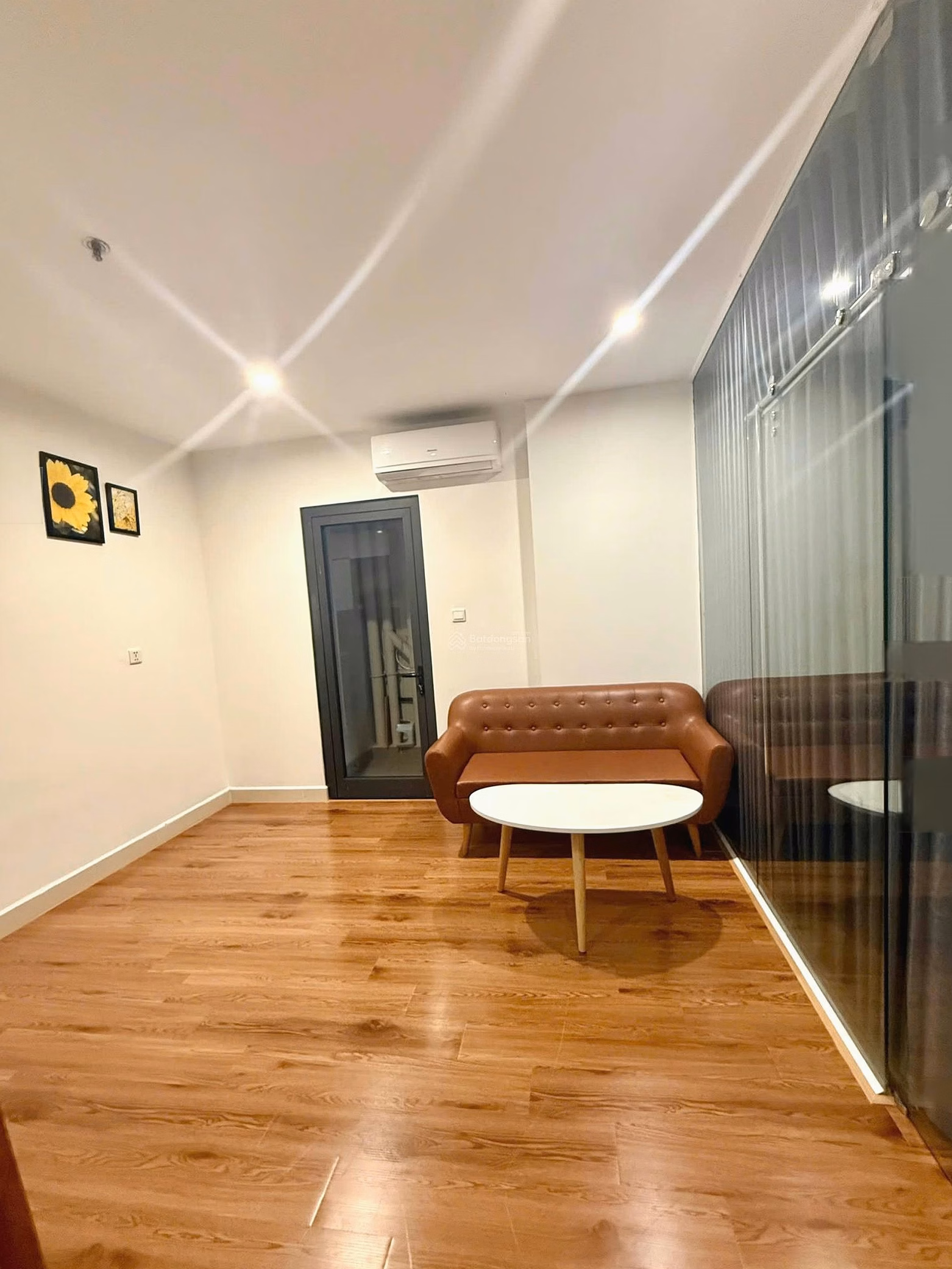 2,280 billion / Studio apartment 34m2 fully furnished / 18th floor. Transaction book ready