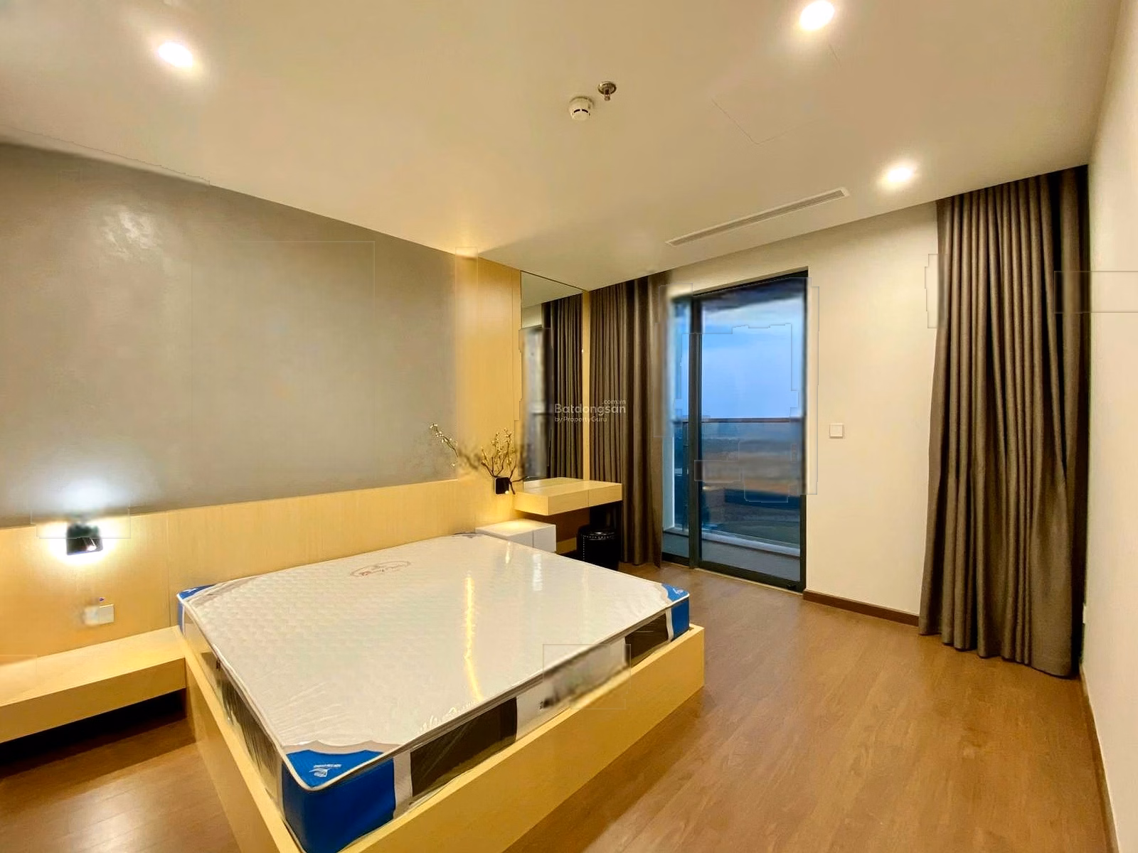 Owner: Hoang Thanh Pearl apartment for rent, 114m2, 3 bedrooms, 2 bathrooms, fully furnished. 20 million. 0899 511 ***