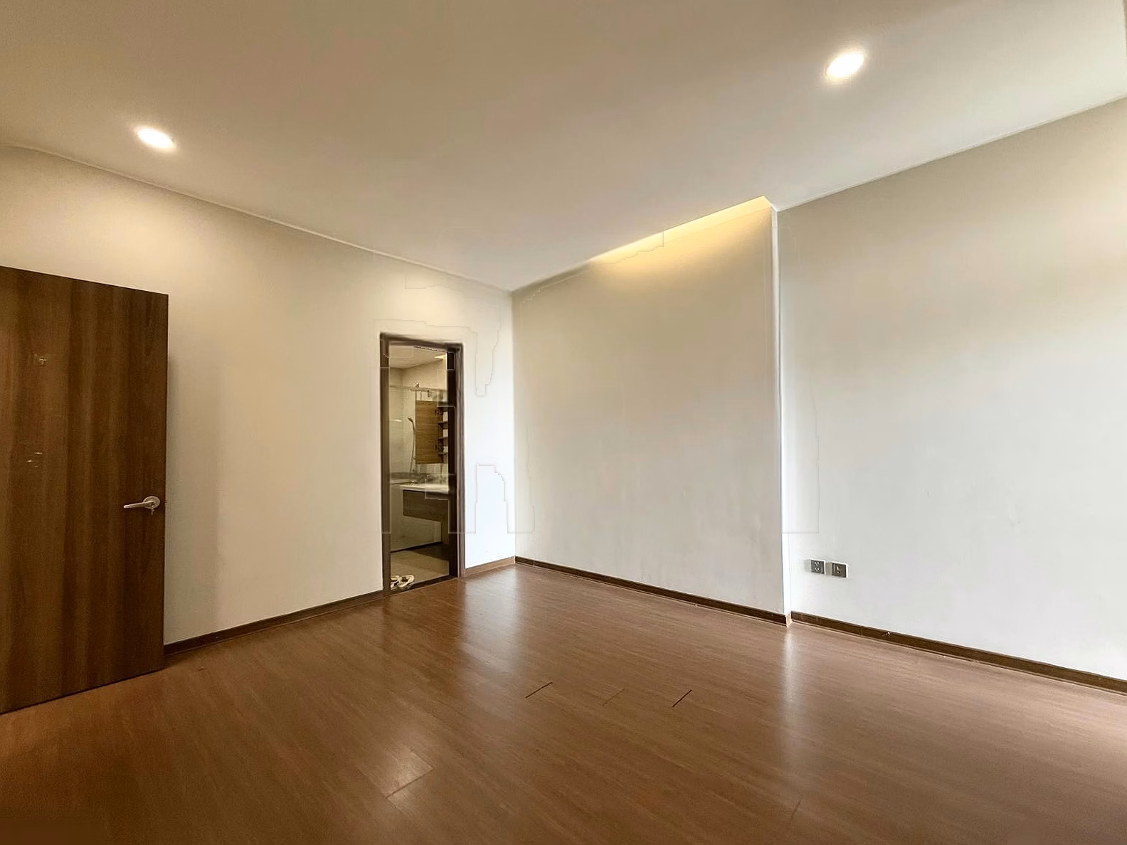 Moving for work, need to quickly rent 3 bedrooms, 2 bathrooms, beautiful middle floor, Trang An Complex, near FPT inter-school
