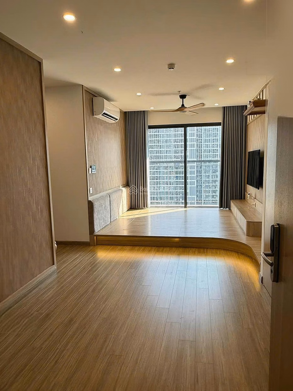 The owner is selling a 2 bedroom - 2 bathroom corner apartment in P1 Pavilion, Vinhomes Ocean Park 1