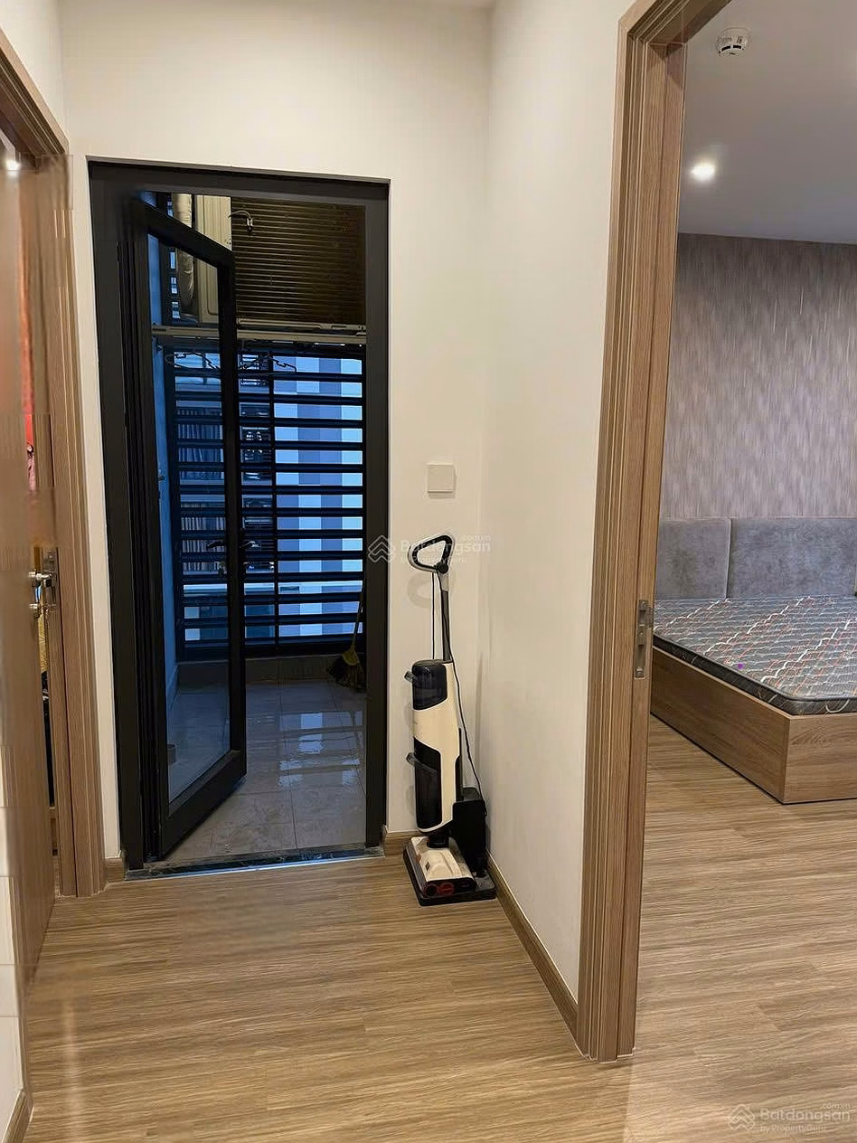 The owner is selling a 2 bedroom - 2 bathroom corner apartment in P1 Pavilion, Vinhomes Ocean Park 1