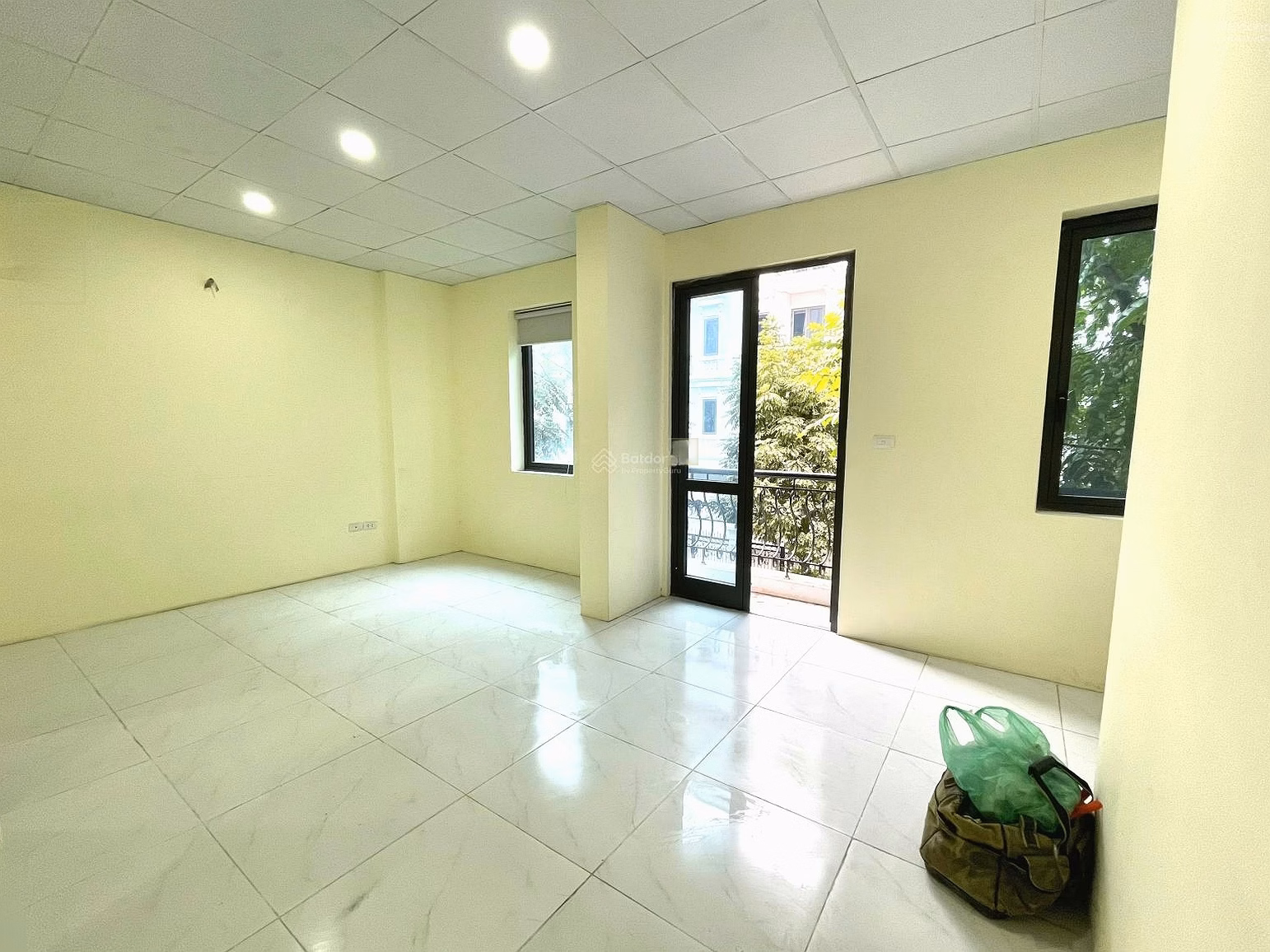 Apartment for rent 2 days 1k price 7 million. Car parked at the door