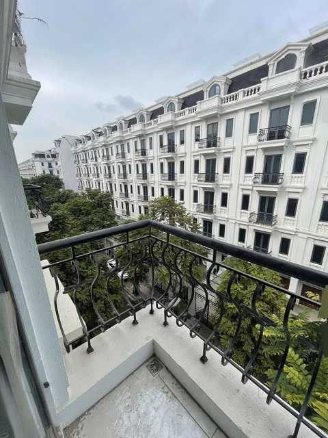 Apartment for rent 2 days 1k price 7 million. Car parked at the door
