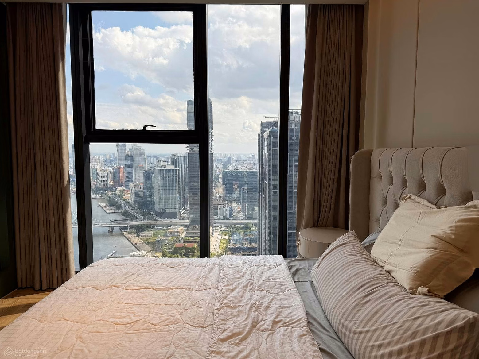 Private 3-bedroom apartment for rent at Vinhomes Ba Son with an area of ​​160m2 with river view