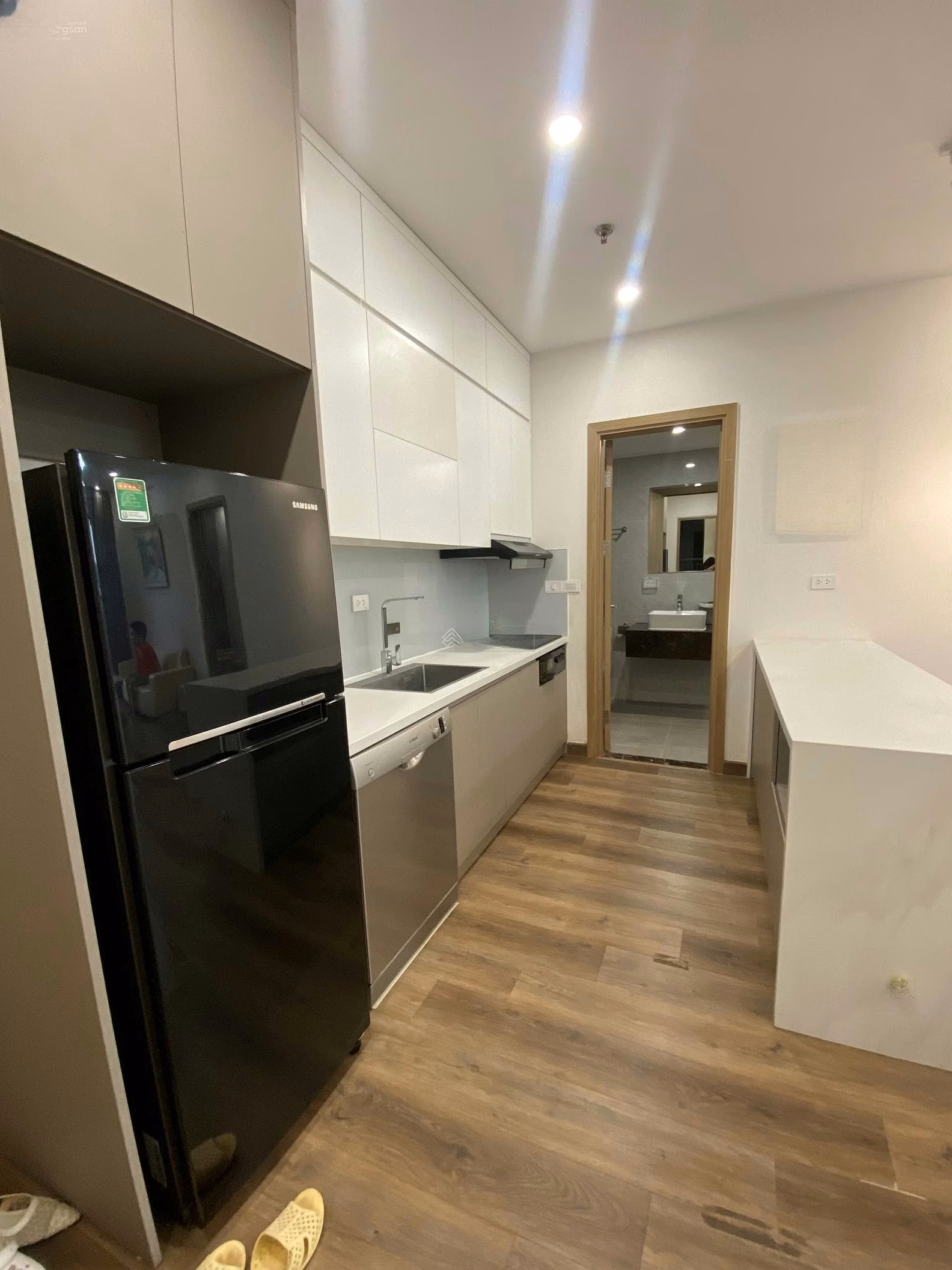 I have an apartment fund available for rent at Berriver apartment building 390 Nguyen Van Cu