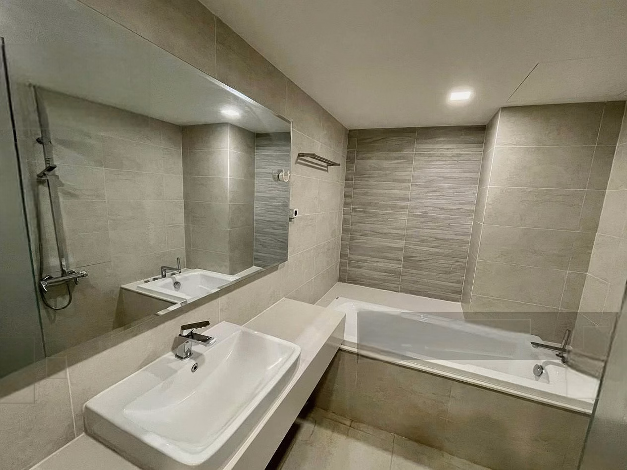 Specializing in Sky Garden penthouse for rent in Phu My Hung, Ho Chi Minh City - 250m2 - 3 bedrooms, 3 bathrooms. Price only 35 million/month