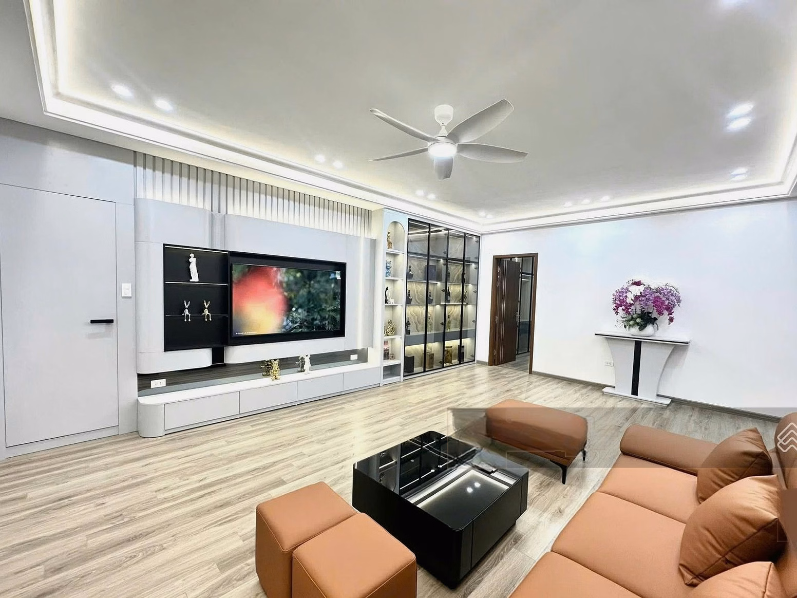 Need money to cut loss 2 billion apartment 17T1 THNC Thanh Xuan 120m 3N2W full furniture red book long term 10 billion