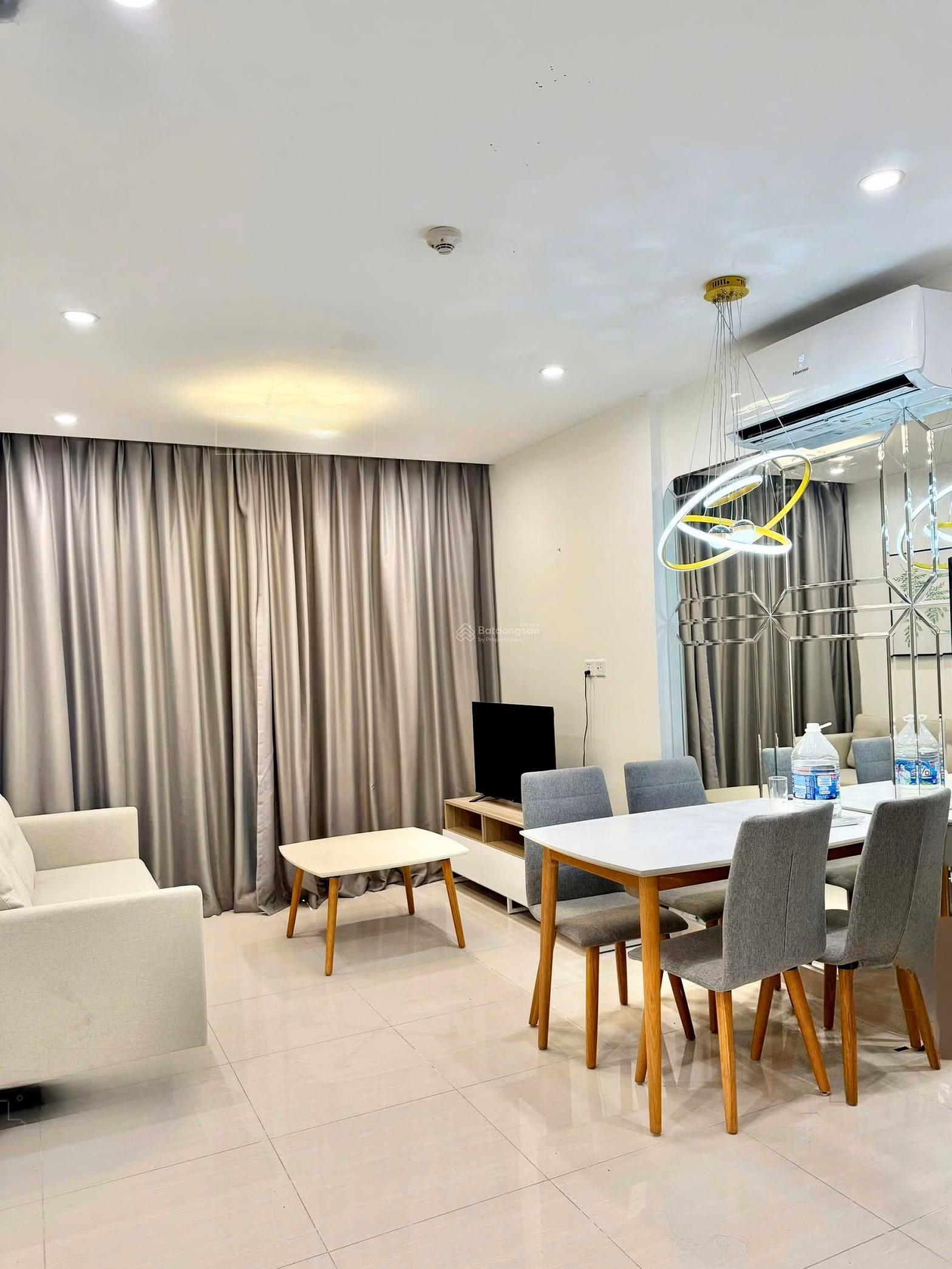 Hang has a diverse fund of apartments for rent at good prices, full of beautiful furniture, beautiful views, updated continuously every day