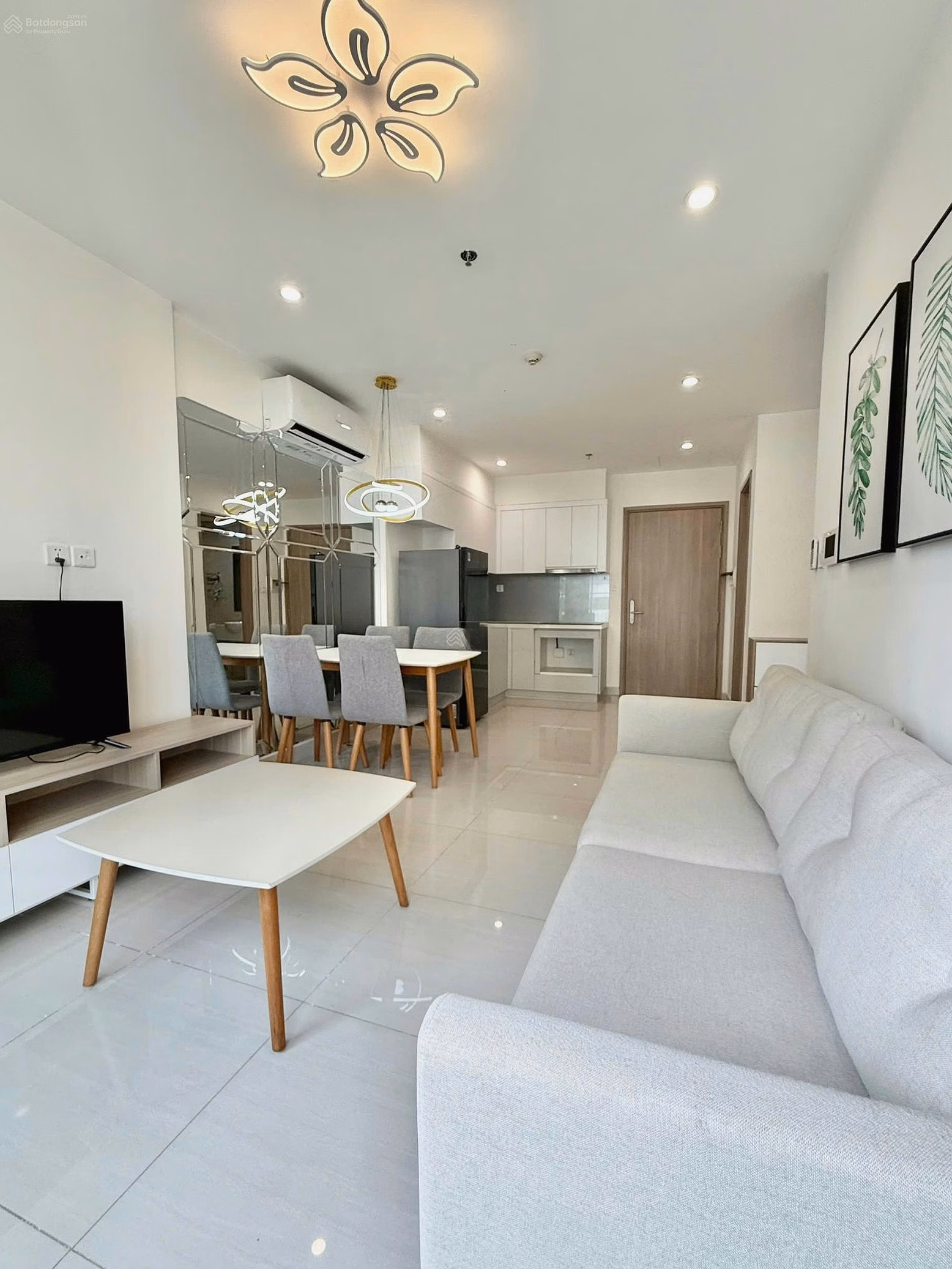 Hang has a diverse fund of apartments for rent at good prices, full of beautiful furniture, beautiful views, updated continuously every day