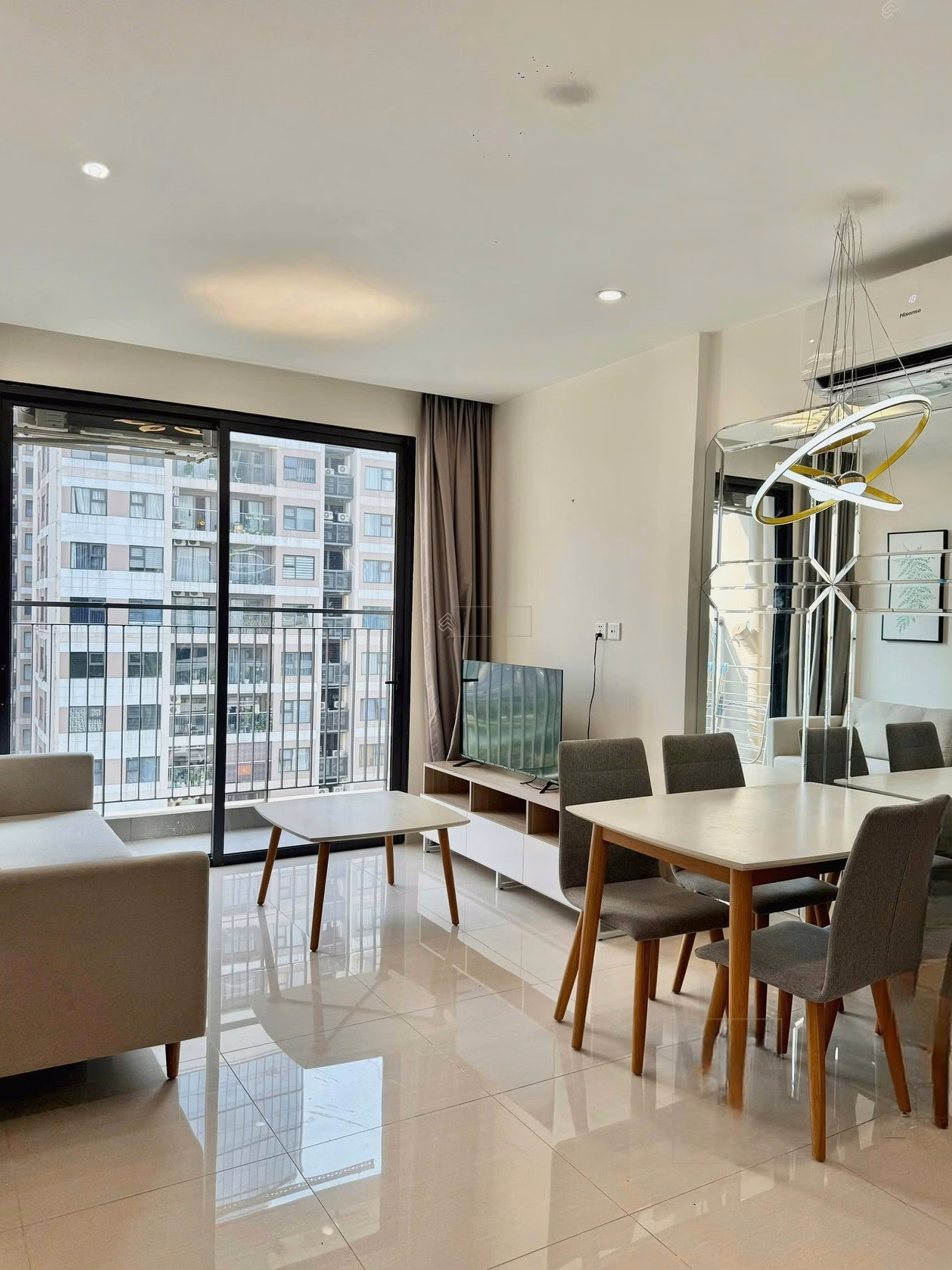 Hang has a diverse fund of apartments for rent at good prices, full of beautiful furniture, beautiful views, updated continuously every day