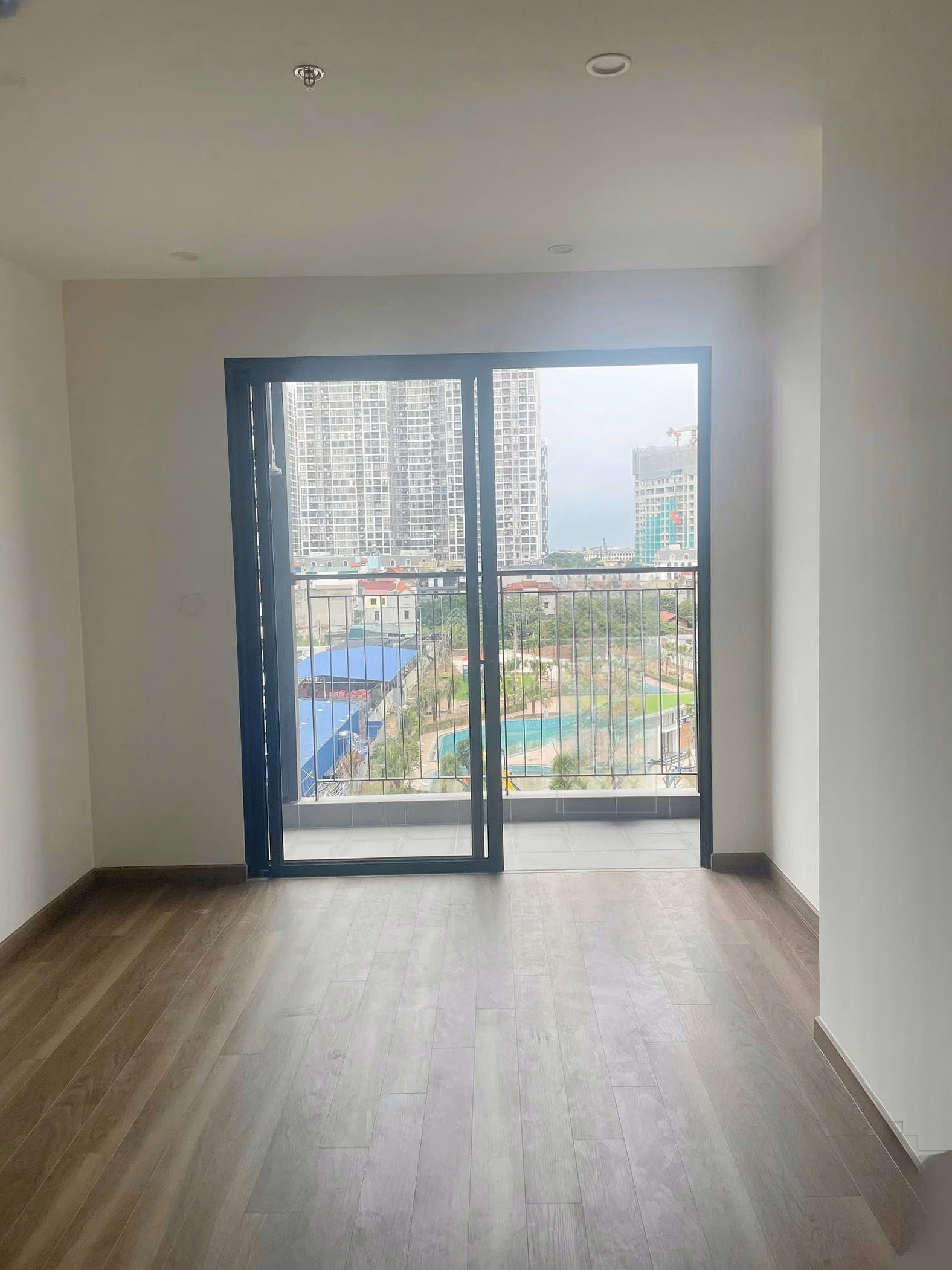 Hang has a diverse fund of apartments for rent at good prices, full of beautiful furniture, beautiful views, updated continuously every day