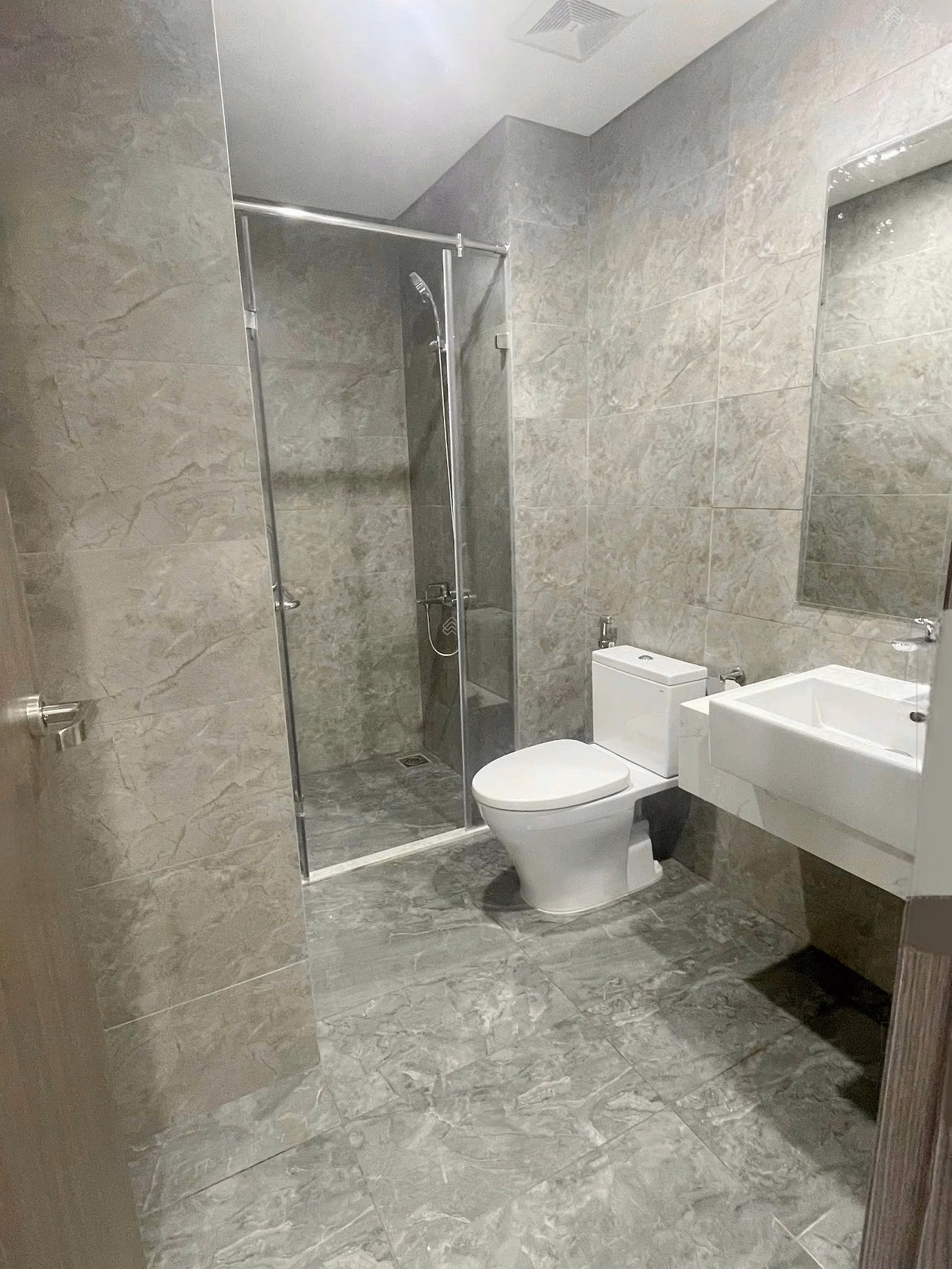 Hang has a diverse fund of apartments for rent at good prices, full of beautiful furniture, beautiful views, updated continuously every day