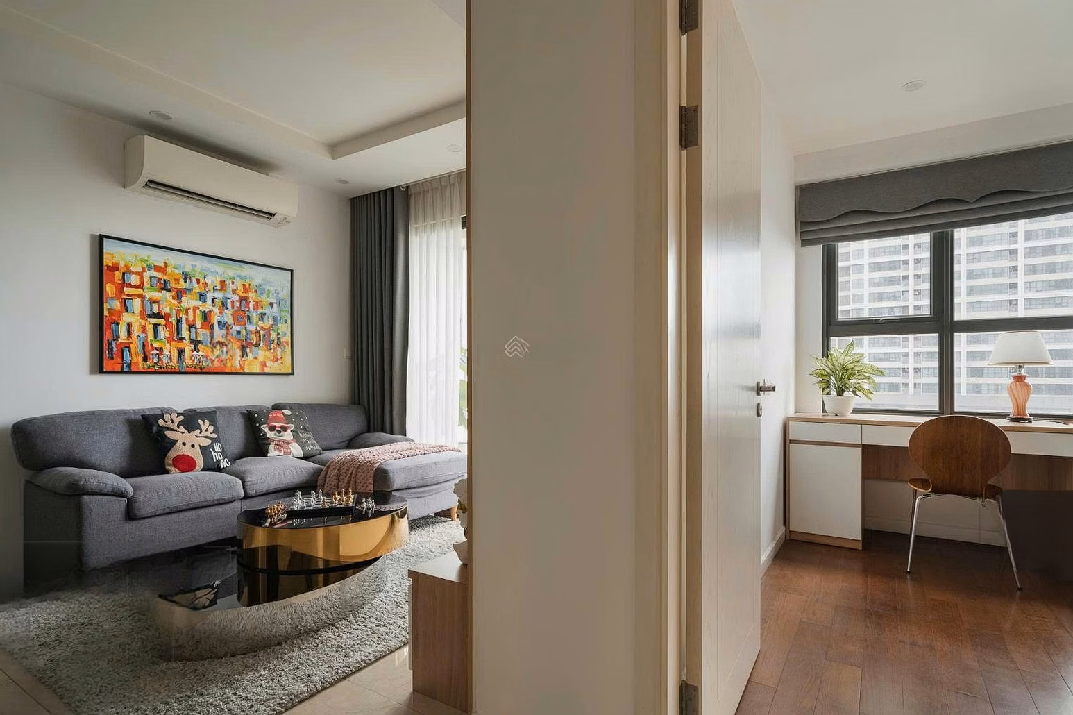 Hot. Apartment for rent with 2 bedrooms, 2 bathrooms, 70m2, fully furnished at Vinhomes West Point apartment. Price 19 million. 0917 748 ***