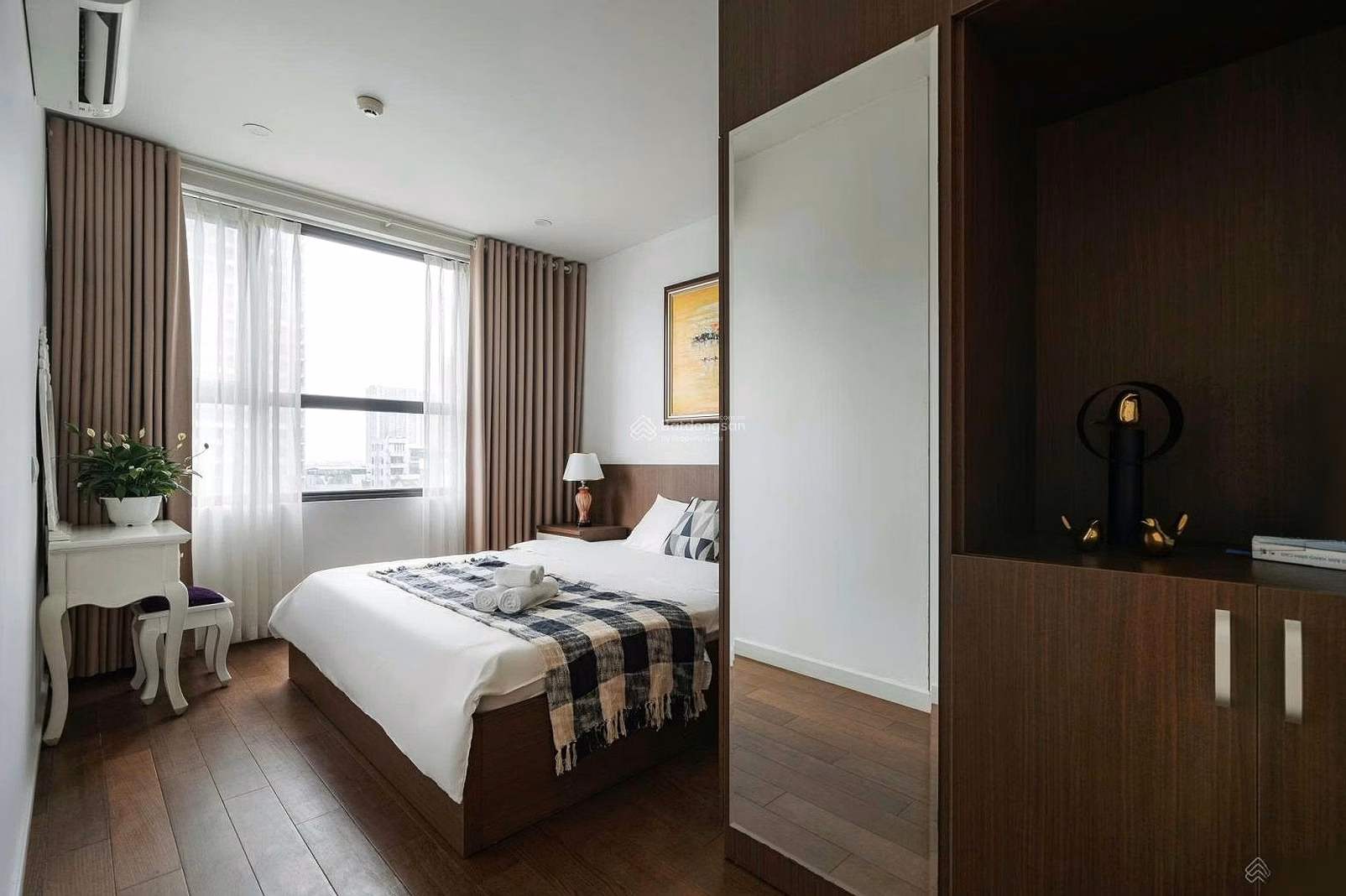 Hot. Apartment for rent with 2 bedrooms, 2 bathrooms, 70m2, fully furnished at Vinhomes West Point apartment. Price 19 million. 0917 748 ***