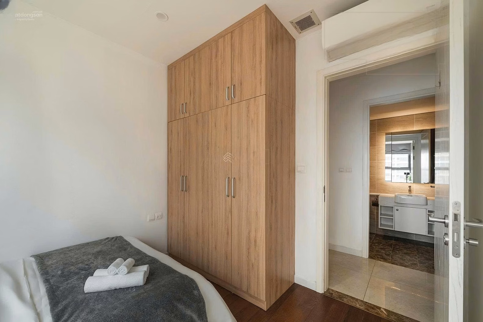 Hot. Apartment for rent with 2 bedrooms, 2 bathrooms, 70m2, fully furnished at Vinhomes West Point apartment. Price 19 million. 0917 748 ***