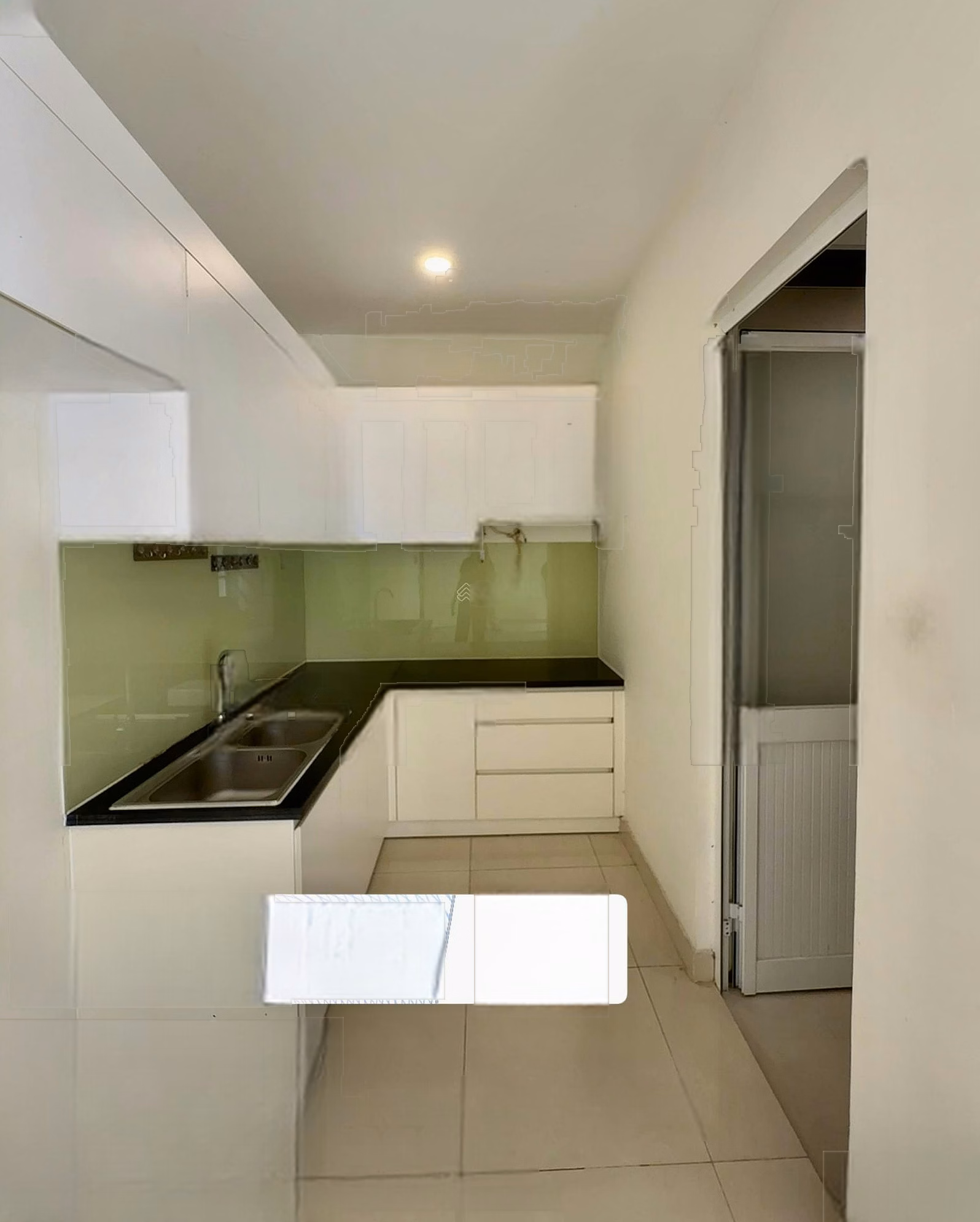 Apartment with 2 bedrooms and 2 bathrooms for rent 7 million/month; There is air conditioning. Contact Huong 0909 086 *** (zalo)
