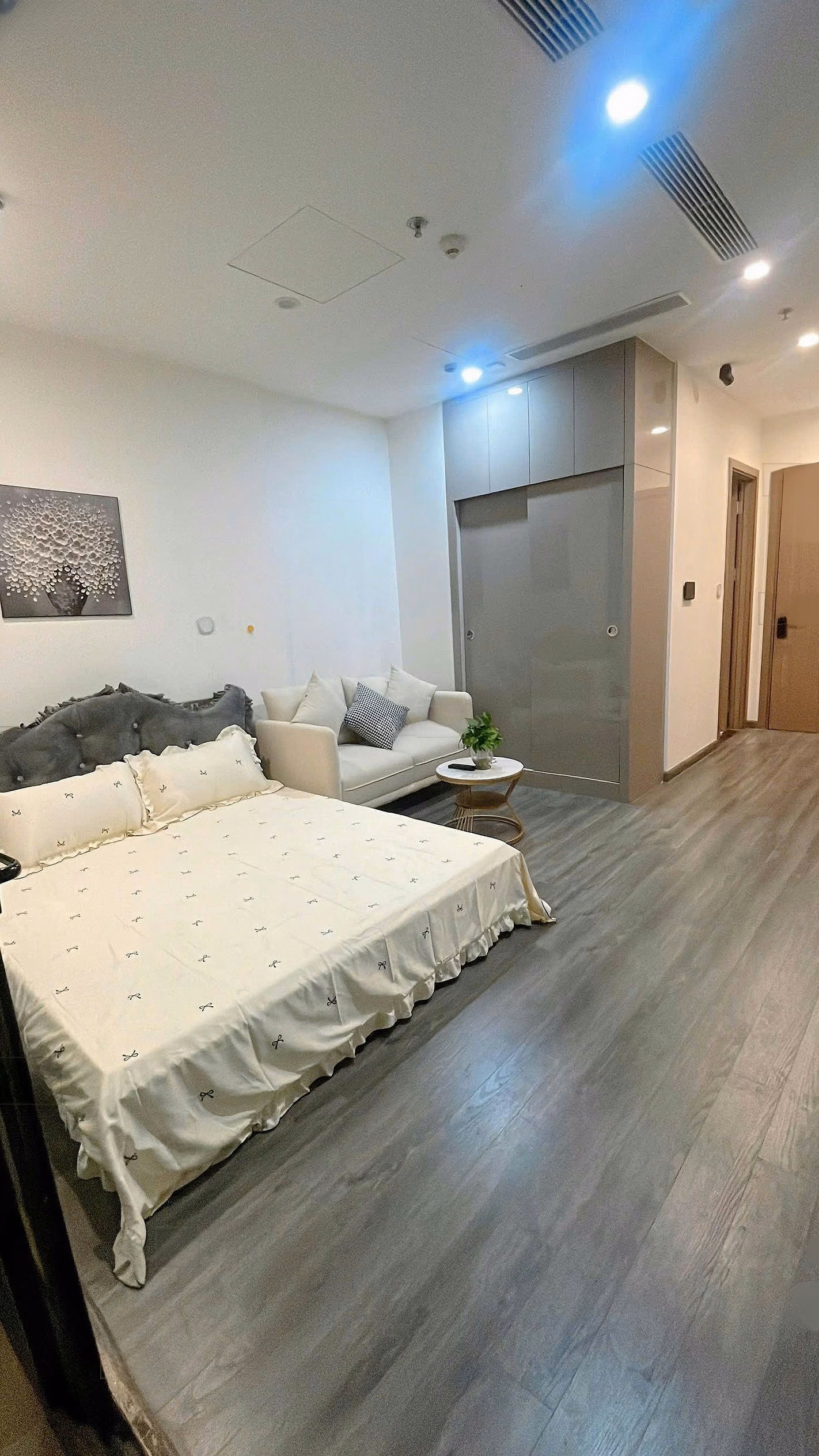 I need to sell a 32m2 studio apartment in Ocean Park at a loss for 1.8 billion VND. Full interior long lasting red book