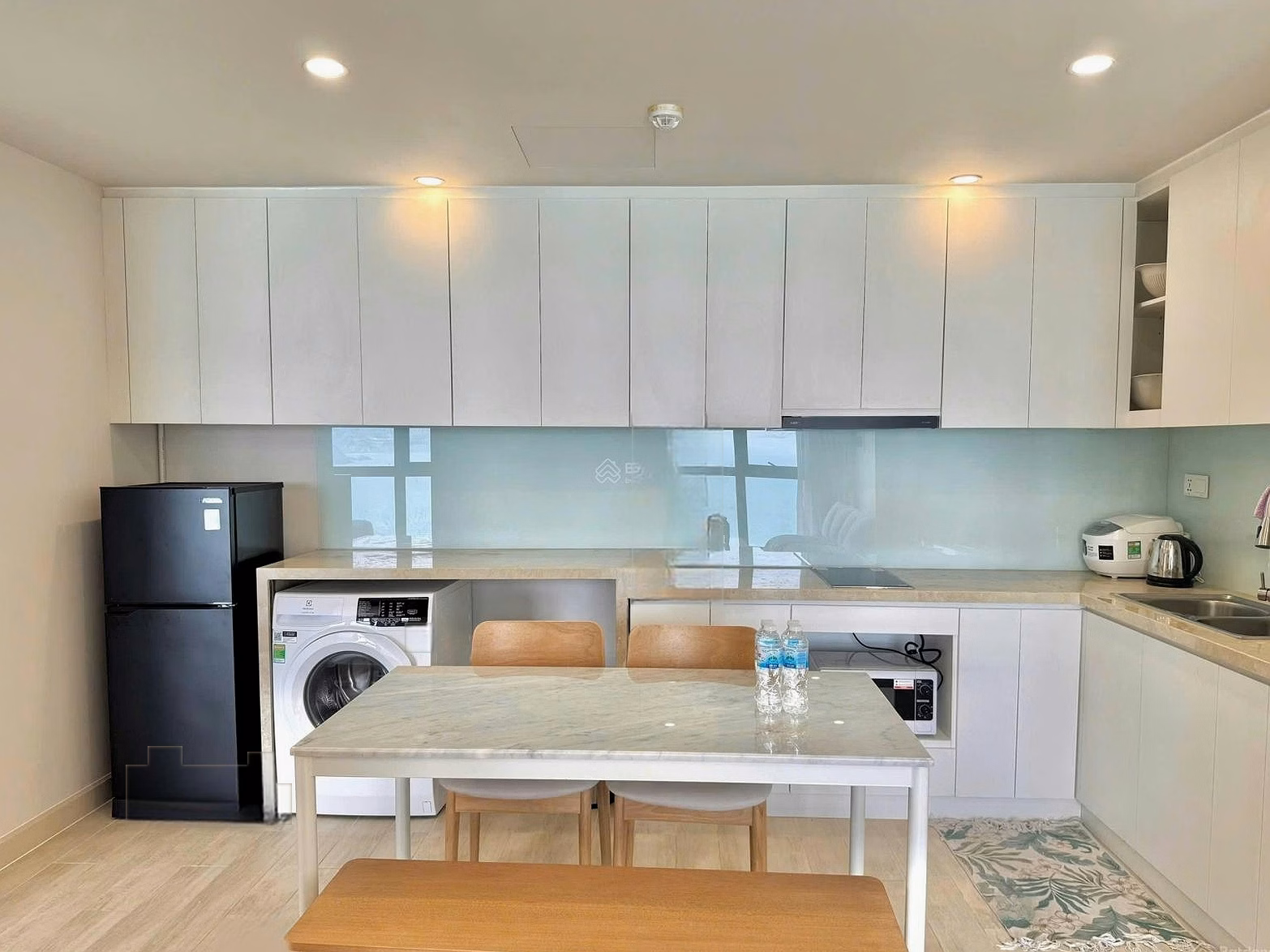 Selling a corner apartment in Gold Coast, South building, 2 bedrooms, 2 bathrooms, direct view of the sea