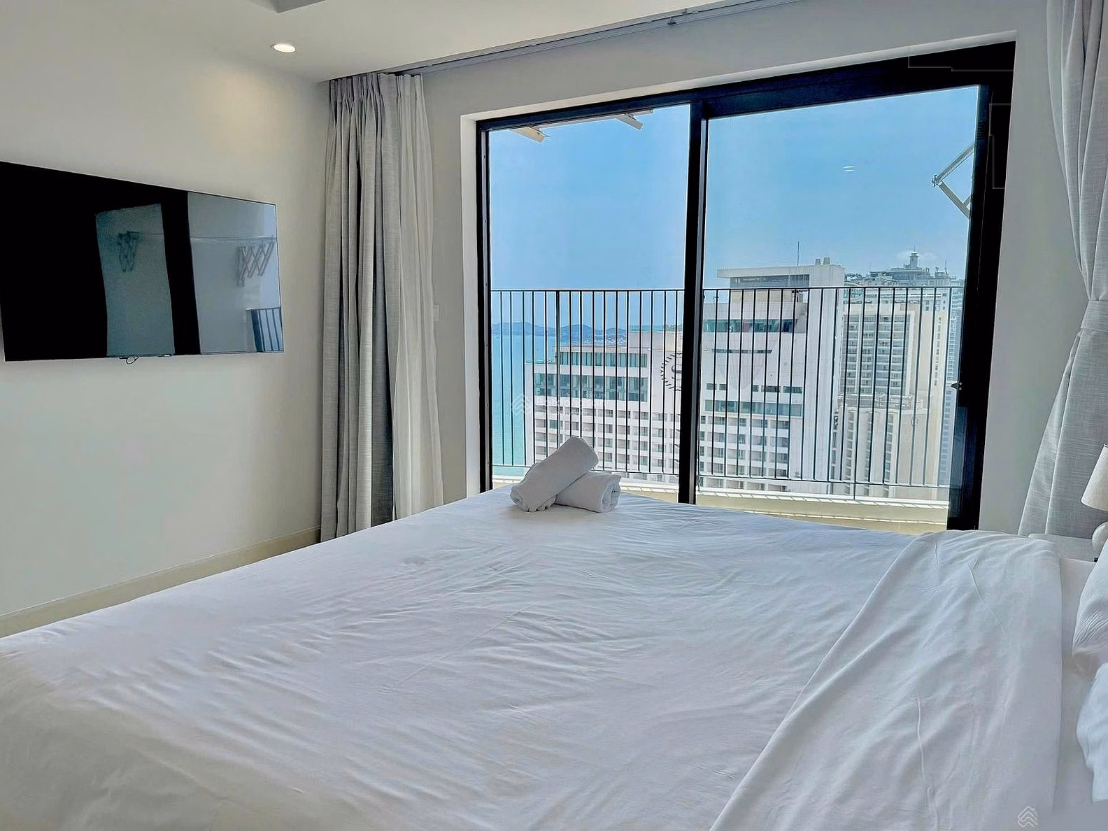 Selling a corner apartment in Gold Coast, South building, 2 bedrooms, 2 bathrooms, direct view of the sea