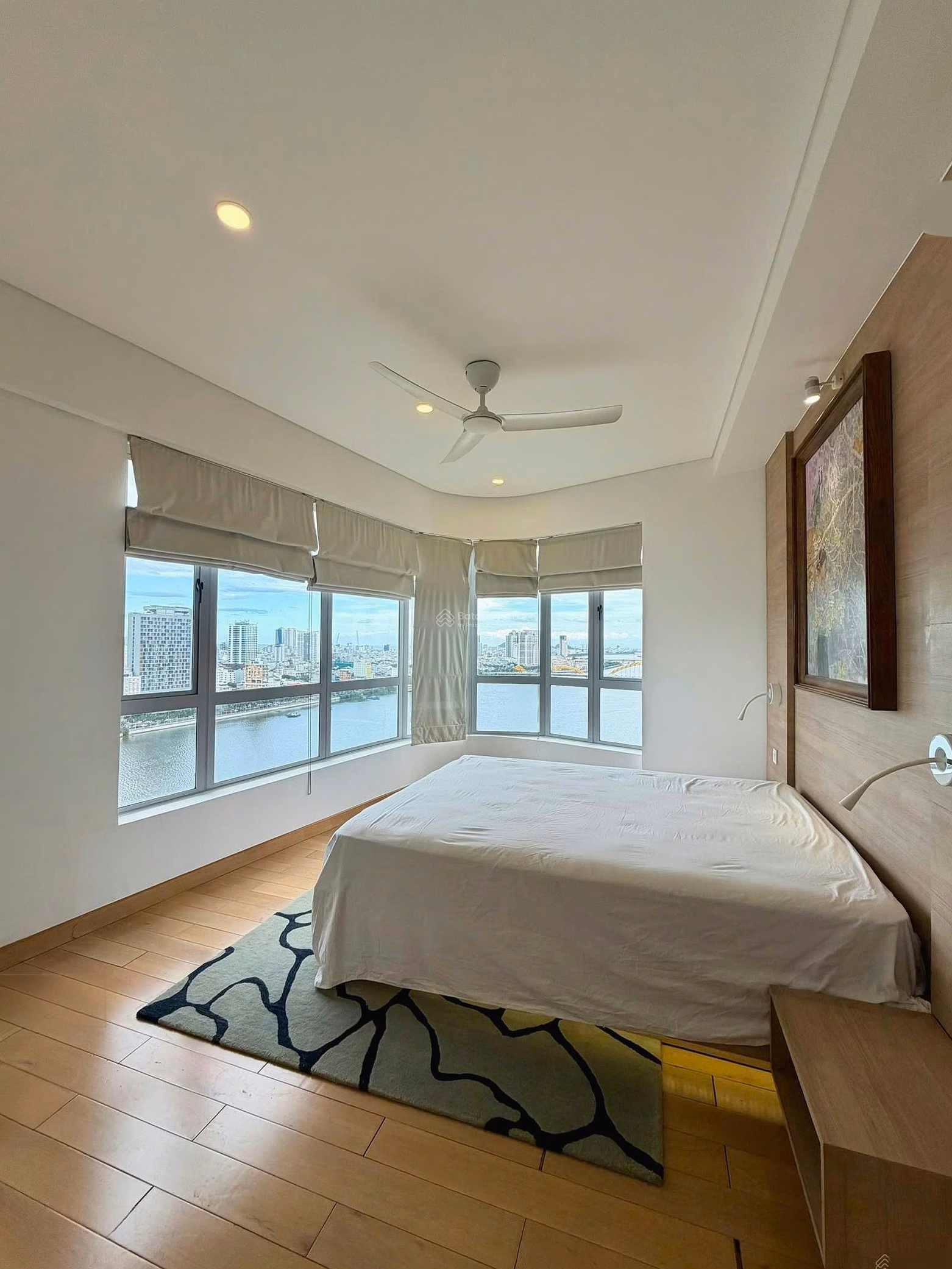 Need to rent corner apartment with direct view of Han River, frontage of Bach Dang street, good price