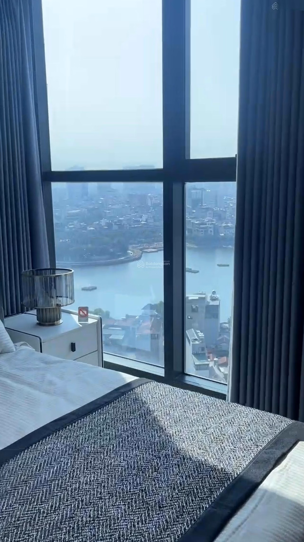 Hot! 3-bedroom corner apartment, Miss Nelson project, balcony, view of Hoang Cau lake, high floor, good price