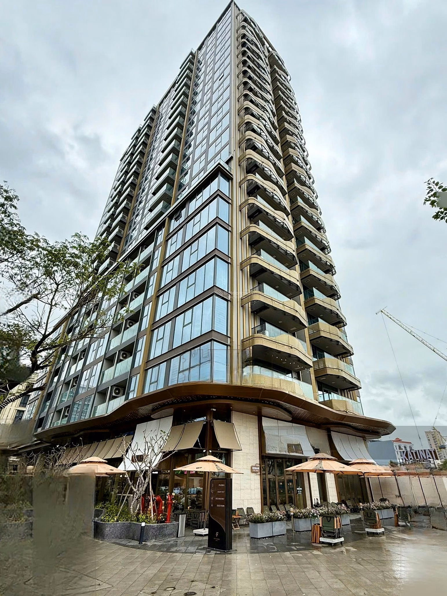 Let me tell you about the high-class life on the banks of the romantic Han River. Penthouse Filmore