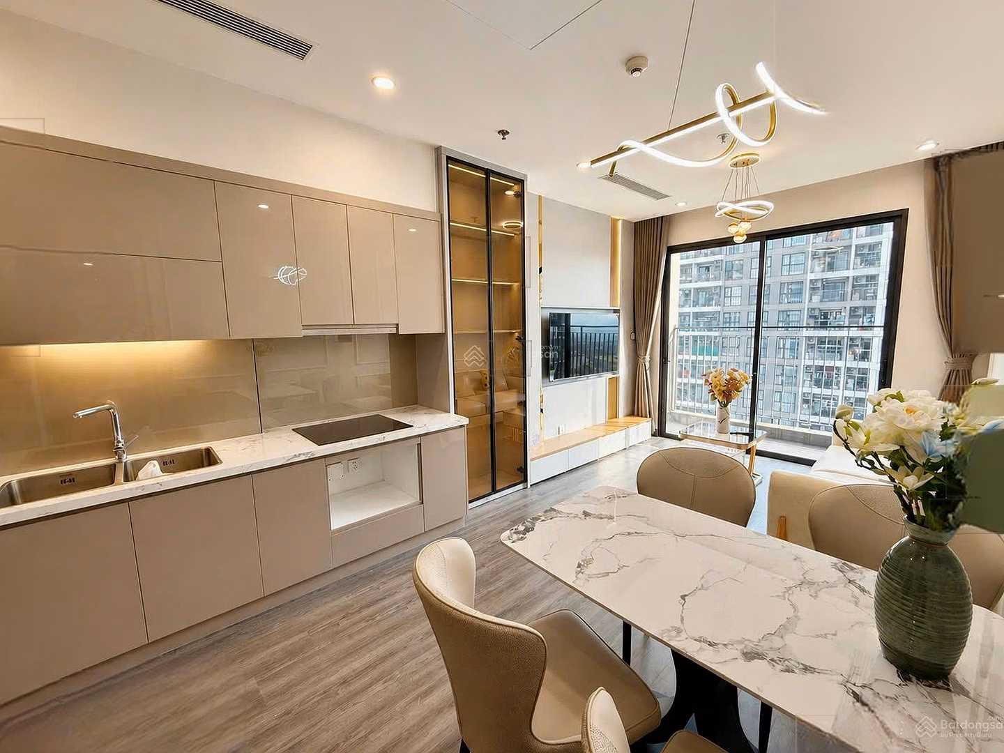 Super nice only 8 million/month 1 bedroom apartment for rent - R1.05 OCP1 middle floor 45.2m2 NE full of luxury furniture - move in now!