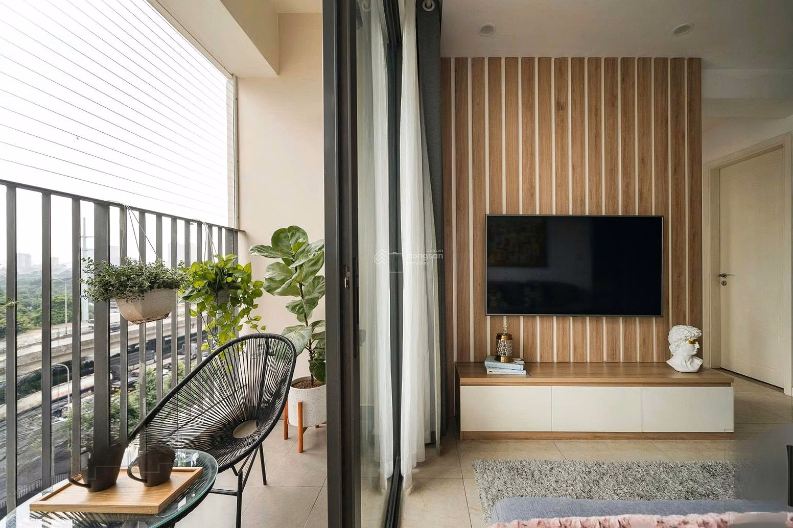 Beautiful fully furnished 2-bedroom apartment in Hoang Thanh Pearl apartment building