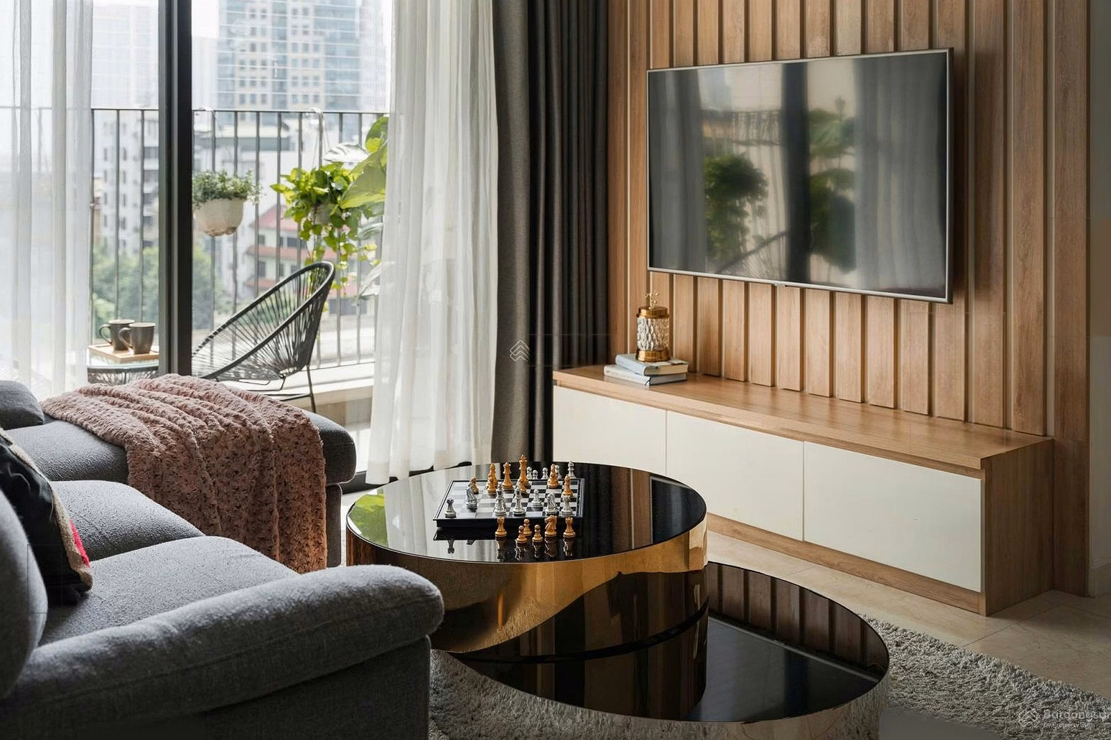 Beautiful fully furnished 2-bedroom apartment in Hoang Thanh Pearl apartment building