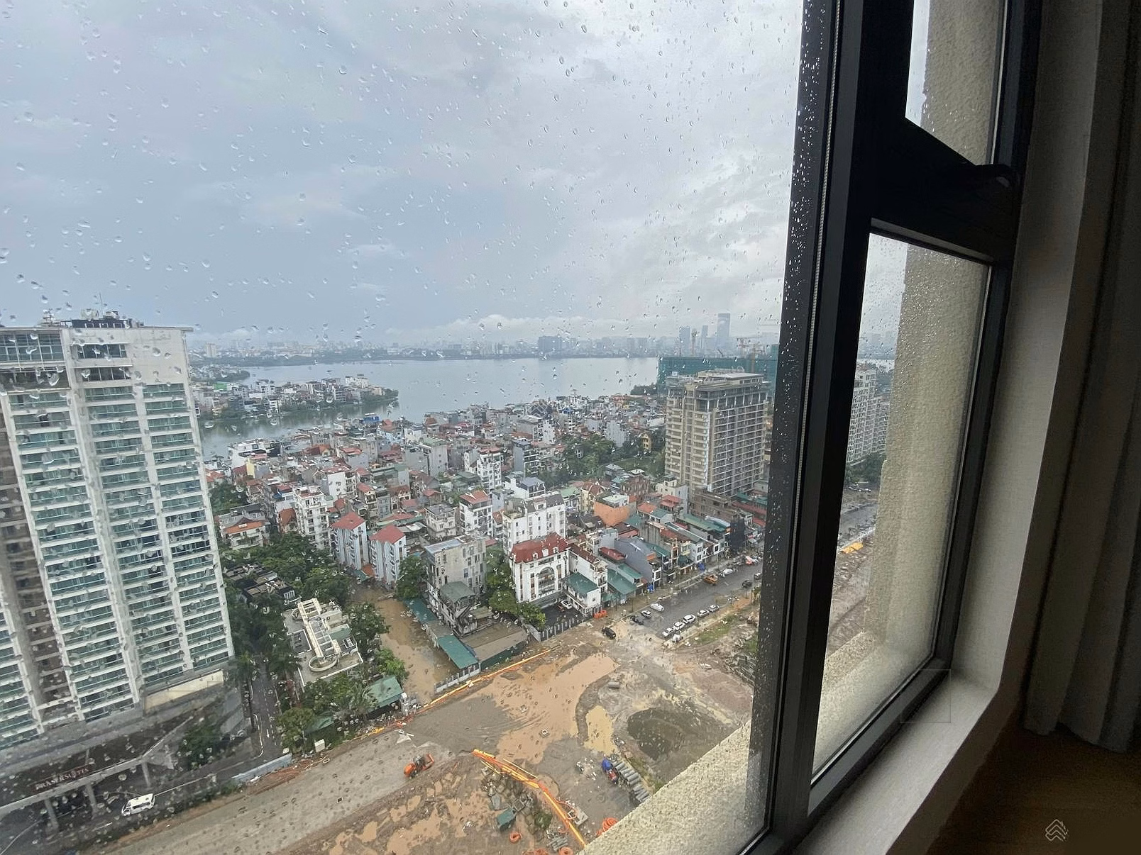 High floor apartment for rent in Tan Hoang Minh Xuan Dieu, Tay Ho, Hanoi