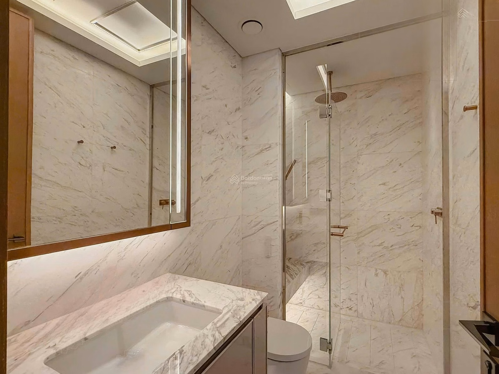 Selling luxury 2-bedroom corner apartment - 92m2 Grand Marina, beautiful floor, Sea building
