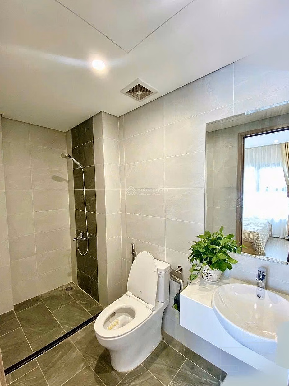 Selling a 2-bedroom corner apartment on the 18th floor of Vinhomes Ocean Park, fully furnished, open view, for rent for 10 million