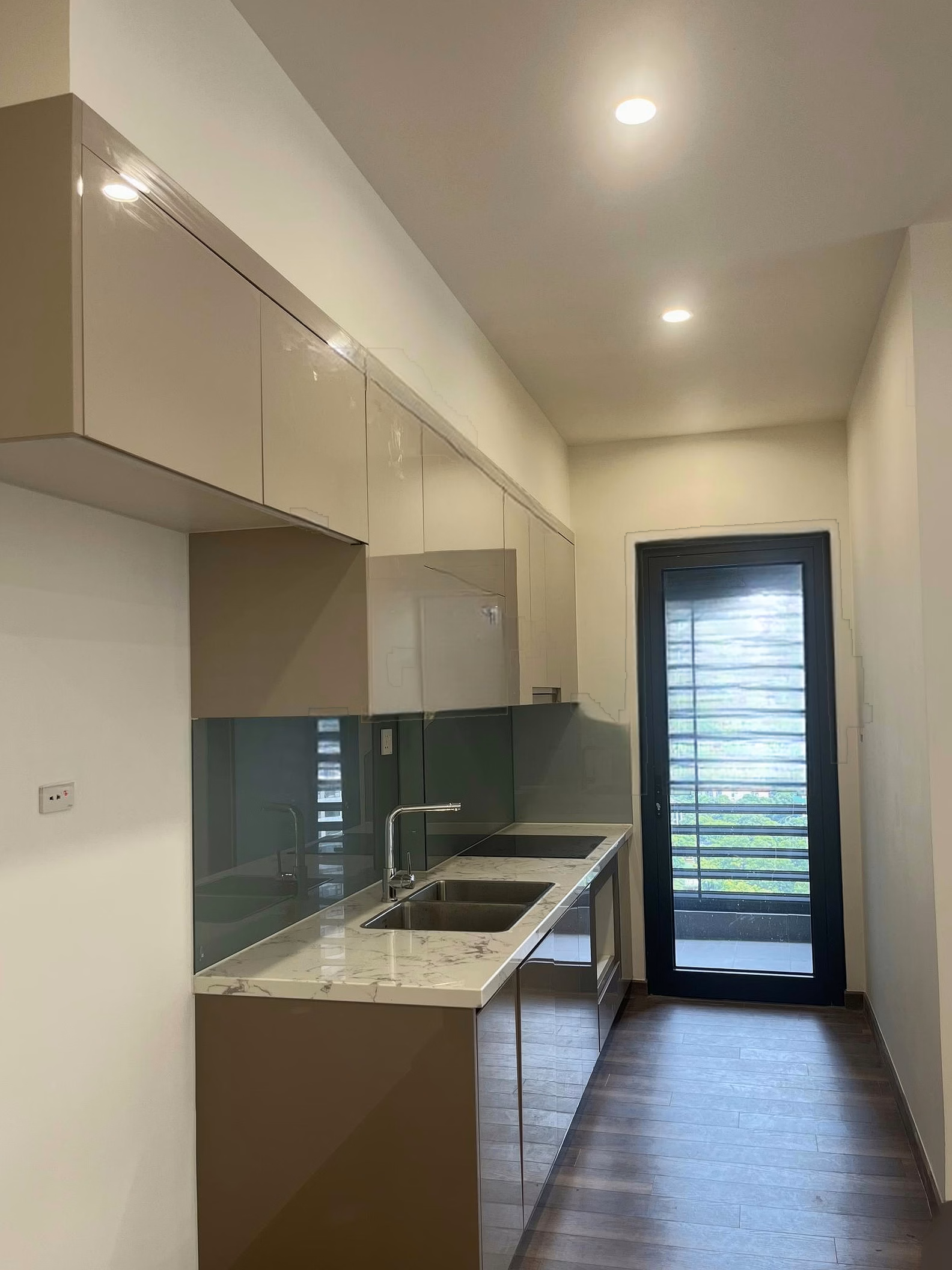 Extremely cheap 2-bedroom corner apartment for rent, 63m2 - Beverly Be3 OCP1, middle and low floor NE, price 8 million - in August!