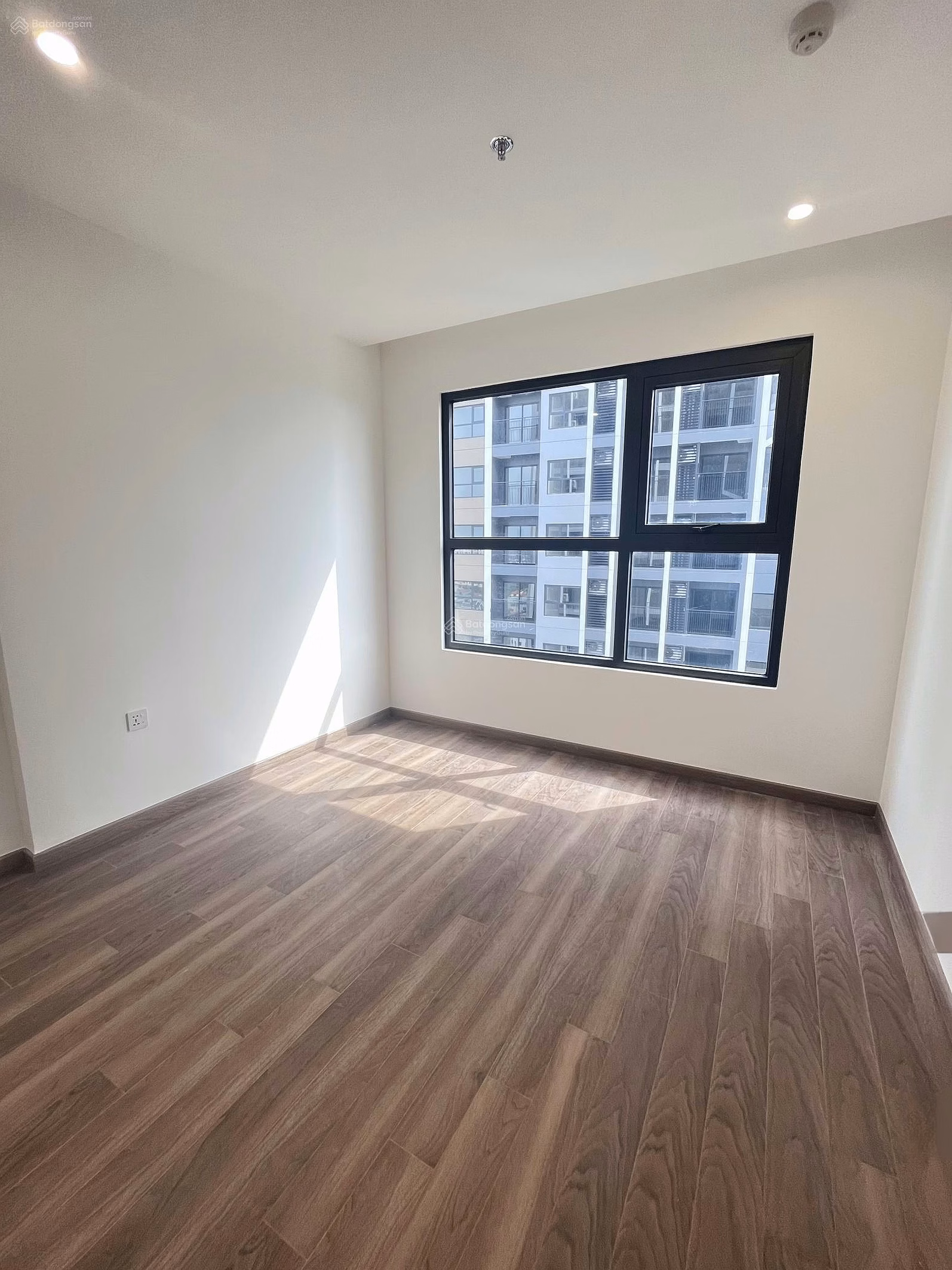 Extremely cheap 2-bedroom corner apartment for rent, 63m2 - Beverly Be3 OCP1, middle and low floor NE, price 8 million - in August!