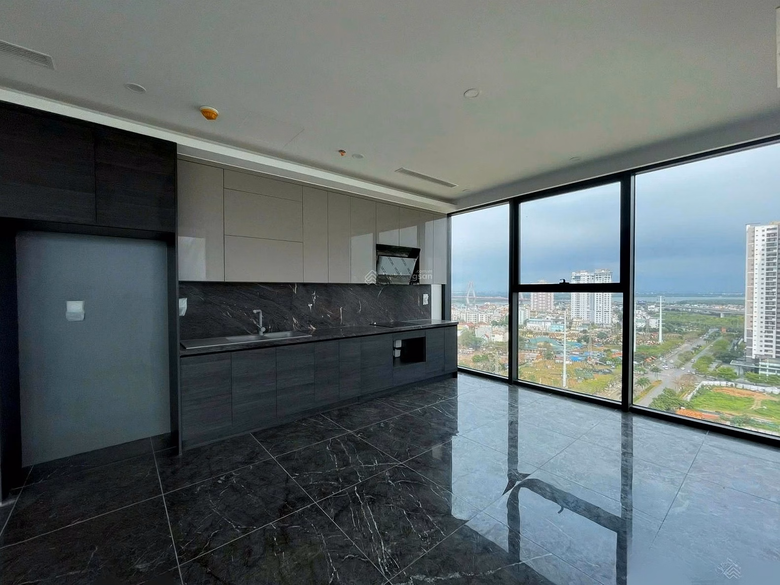 Corner apartment for rent with 4 bedrooms + 1. Area 222m2. Basic interior. Come in now. View of the Red River