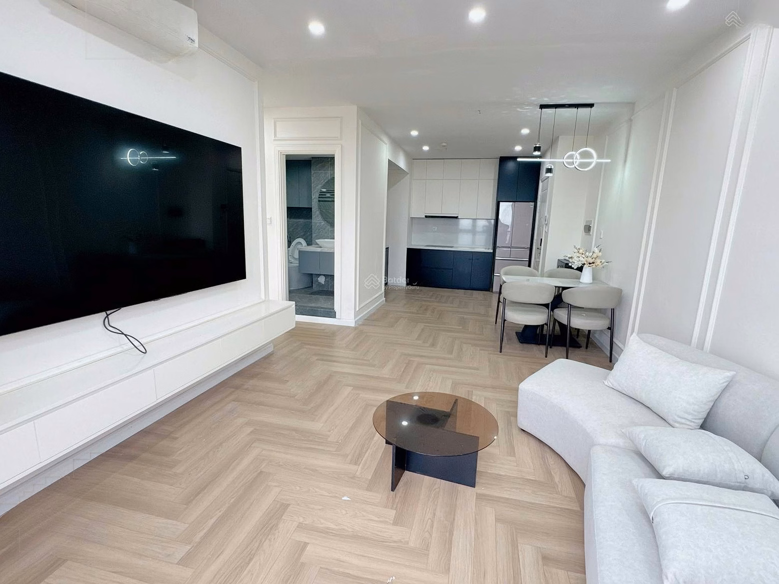 Selling a bright 3-bedroom corner apartment with new furniture in Times City, 103m2 wide, for only 10.1 billion, furniture 700 million.