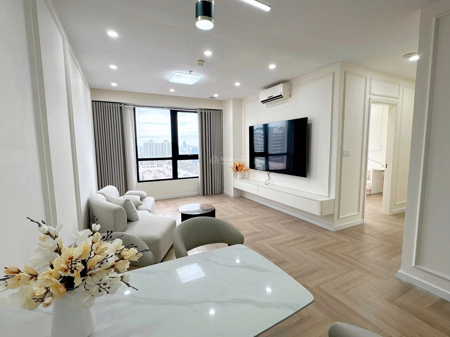 Selling a bright 3-bedroom corner apartment with new furniture in Times City, 103m2 wide, for only 10.1 billion, furniture 700 million