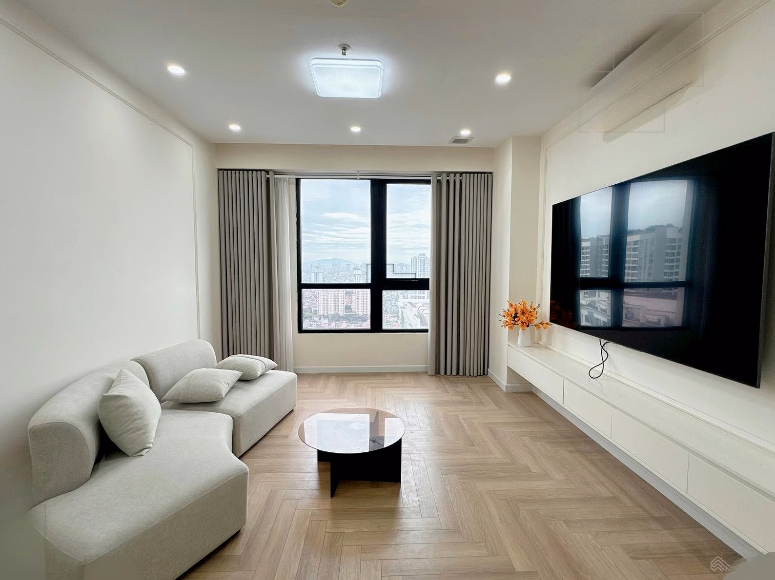 Selling a bright 3-bedroom corner apartment with new furniture in Times City, 103m2 wide, for only 10.1 billion, furniture 700 million