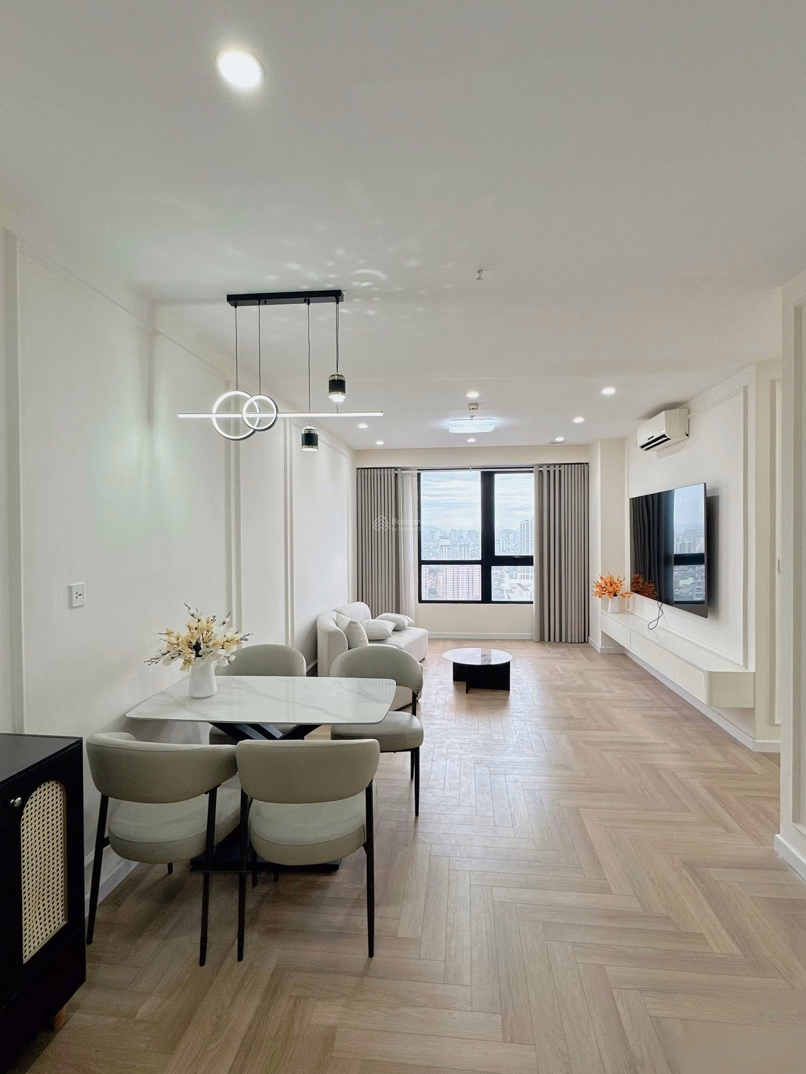 Selling a bright 3-bedroom corner apartment with new furniture in Times City, 103m2 wide, for only 10.1 billion, furniture 700 million