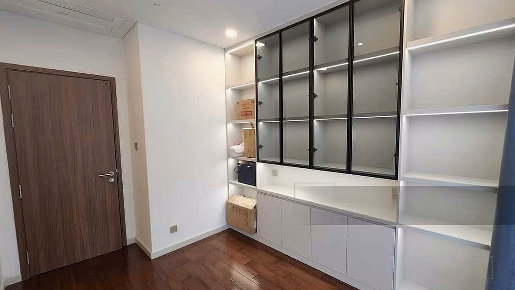Urgent sale of Metropole 4 bedroom apartment 172m2 cheaper than 5 - 10 billion on the market. Only 60 billion negotiable