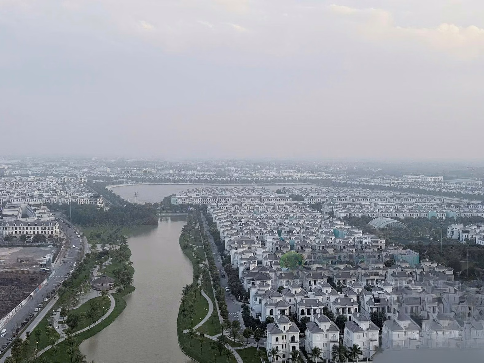 Extremely rare lake view studio, area 38m2, price only 2.3 billion