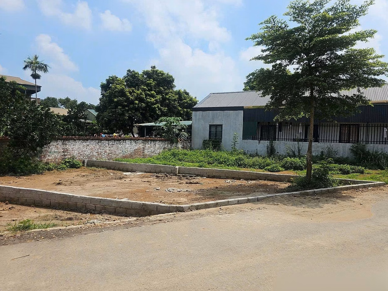 The owner sells a plot of land for only 2.3 billion, close to Hoa Lac High-Tech Park, full residential area, pink book available.