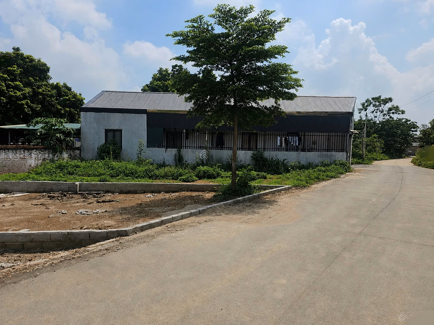 The owner sells a plot of land for only 2.3 billion, close to Hoa Lac High-Tech Park, full residential area, pink book available