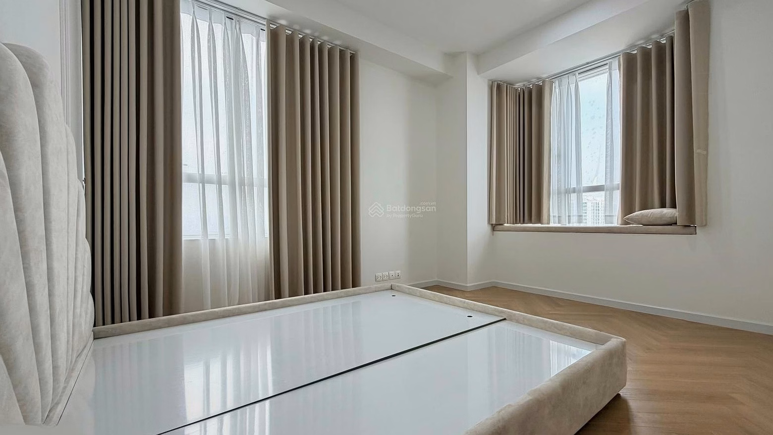 Beautiful apartment for rent at Sunrise City View, 18 million VND, 76 m2