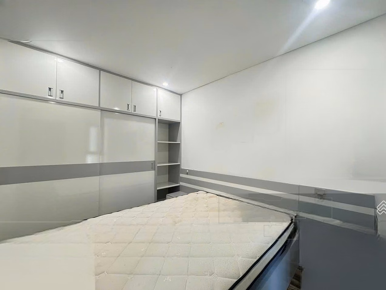 Cheaper than 2 billion, it is a very good price apartment being offered for sale, also a good price 87m2 apartment in Ha Do