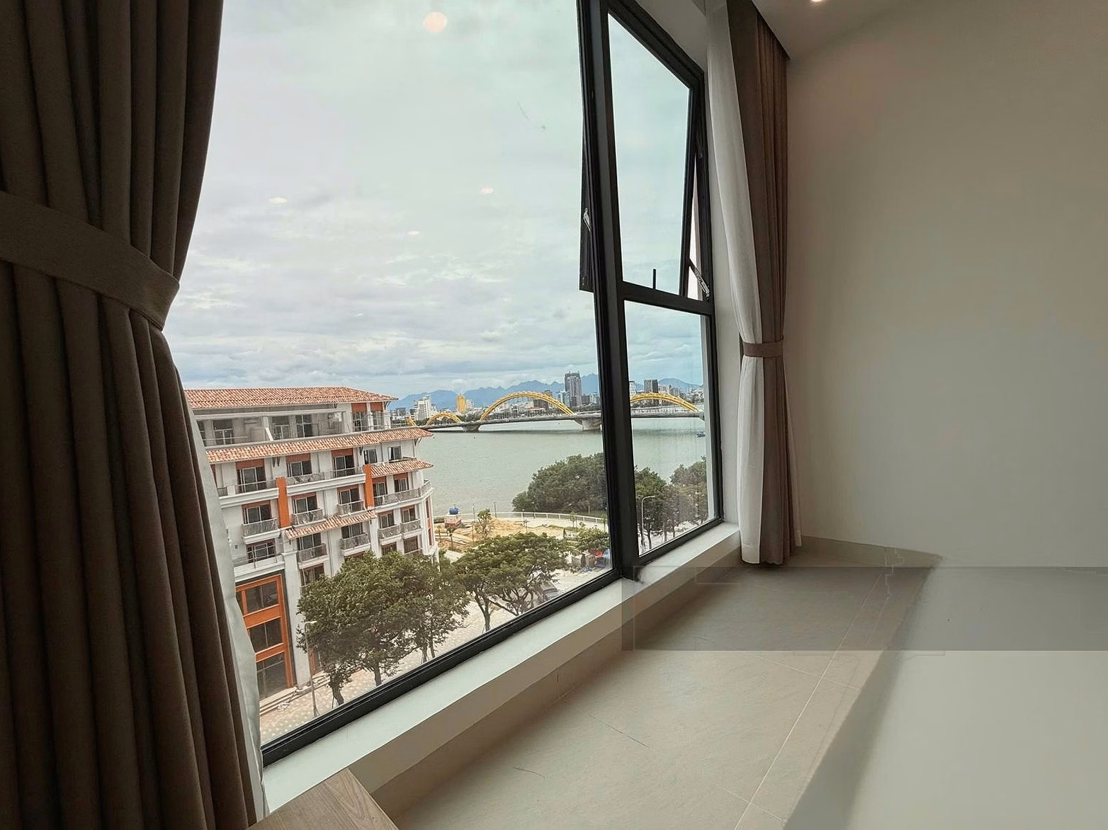 The owner needs to rent a 1BR apartment with direct river view at Sun Ponte for only 25 million/month***