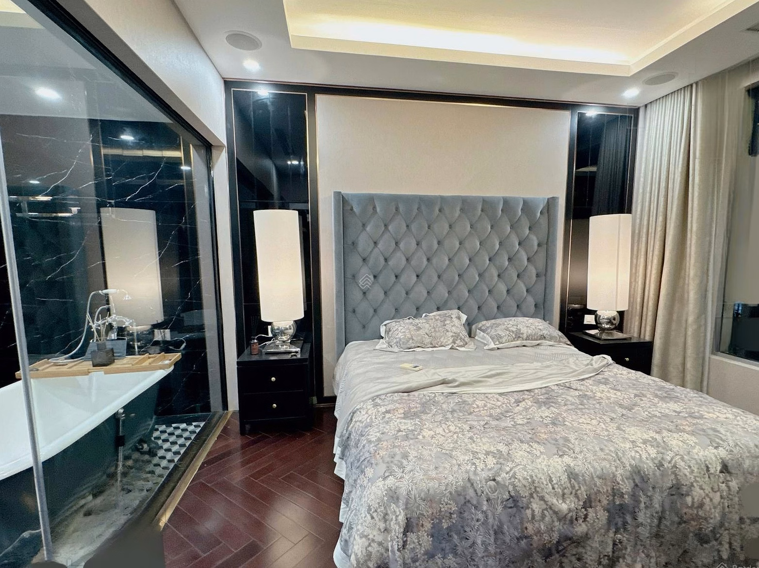 3-bedroom corner apartment for rent in Park Hill. Extremely luxury furniture over 1.3 billion at Times City area