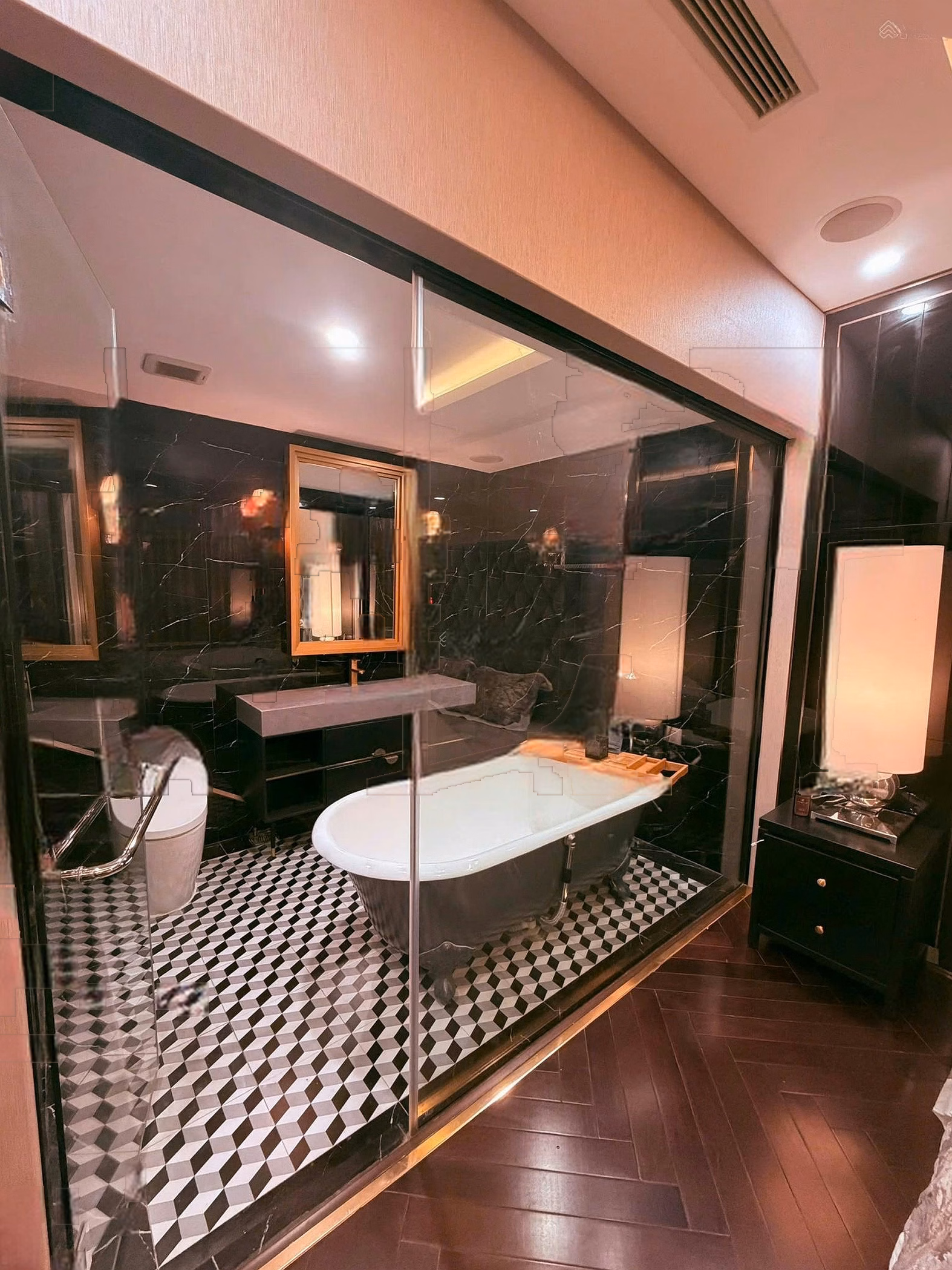 3-bedroom corner apartment for rent in Park Hill. Extremely luxury furniture over 1.3 billion at Times City area